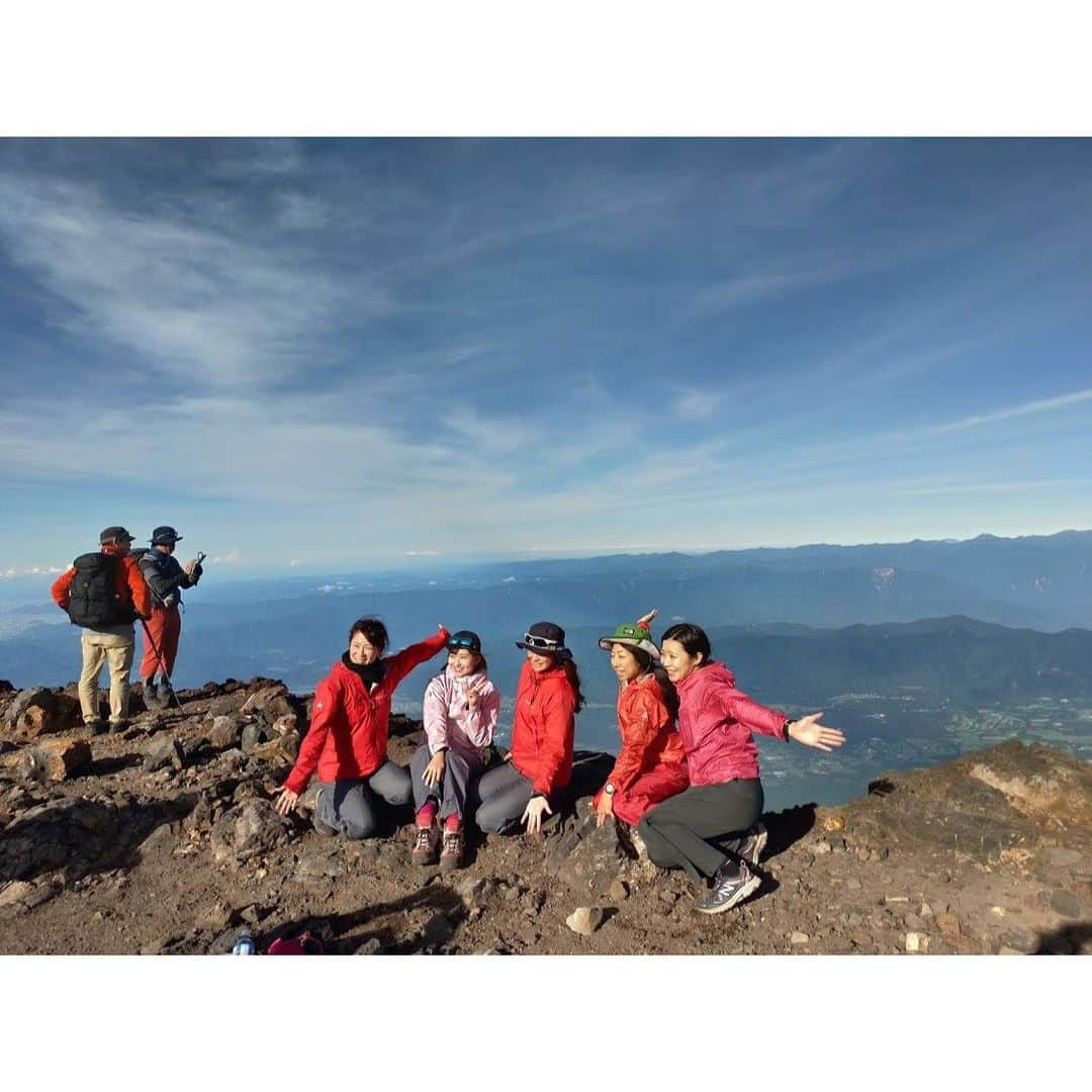 長谷川朋加さんのインスタグラム写真 - (長谷川朋加Instagram)「＊ 【 絶景の富士登山その3 】 ＊ この二日間は旅ロケで 朝から晩まで撮影でした🎥 多くの皆さんに観てもらえるので 改めて告知しますね😙 ＊ そして富士山まだまだ続きます😙 ＊ 須走下山道の『砂走り』 面白すぎた🥺🥺🥺🥺 ＊ 激坂の砂地をぴょんぴょん跳ねて ザクザク下り、するする滑り 絶景を見下ろしながらシアワセに浸る ＊ 場所によって砂の量や質、 石や岩の大きさなどが違い 踏みしめながらその感覚を満喫！ ＊ 下りはぴゅーっとあっという間でした🥺 また下りたい🤡 これから24時間リレーマラソン！ 私は仕事の都合で最後まで いられませんが楽しみーっ♡ 秋も楽しいなっ🌰 ＊ #やりたい事は全部やる #全力前向き前のめり #走るの大好き #running #instarunner #runhappy #runninggirl #ランニング #ジョギング  #マラソン #トレーニング #筋トレ女子  #ワークアウト #ランナー #アナウンサー #ラナウンサー #福島テレビ #福島  #ig東北ランナーズ #富士山 #富士登山 #トレイルランニング #登山 #御来光  #富士山頂 #絶景 #お鉢巡り #リレーマラソン #24時間リレーマラソン」9月14日 6時49分 - hasegawatomoka