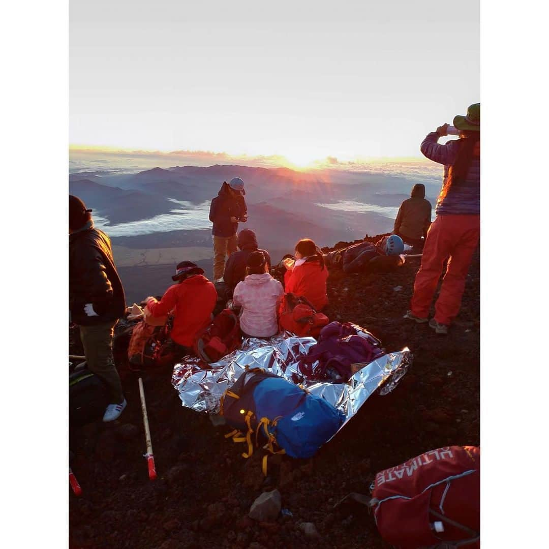 長谷川朋加さんのインスタグラム写真 - (長谷川朋加Instagram)「＊ 【 絶景の富士登山その3 】 ＊ この二日間は旅ロケで 朝から晩まで撮影でした🎥 多くの皆さんに観てもらえるので 改めて告知しますね😙 ＊ そして富士山まだまだ続きます😙 ＊ 須走下山道の『砂走り』 面白すぎた🥺🥺🥺🥺 ＊ 激坂の砂地をぴょんぴょん跳ねて ザクザク下り、するする滑り 絶景を見下ろしながらシアワセに浸る ＊ 場所によって砂の量や質、 石や岩の大きさなどが違い 踏みしめながらその感覚を満喫！ ＊ 下りはぴゅーっとあっという間でした🥺 また下りたい🤡 これから24時間リレーマラソン！ 私は仕事の都合で最後まで いられませんが楽しみーっ♡ 秋も楽しいなっ🌰 ＊ #やりたい事は全部やる #全力前向き前のめり #走るの大好き #running #instarunner #runhappy #runninggirl #ランニング #ジョギング  #マラソン #トレーニング #筋トレ女子  #ワークアウト #ランナー #アナウンサー #ラナウンサー #福島テレビ #福島  #ig東北ランナーズ #富士山 #富士登山 #トレイルランニング #登山 #御来光  #富士山頂 #絶景 #お鉢巡り #リレーマラソン #24時間リレーマラソン」9月14日 6時49分 - hasegawatomoka