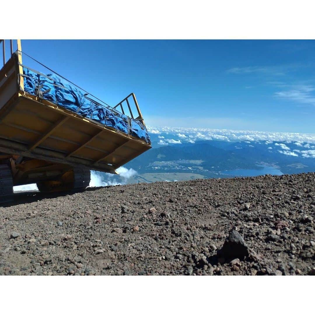 長谷川朋加さんのインスタグラム写真 - (長谷川朋加Instagram)「＊ 【 絶景の富士登山その3 】 ＊ この二日間は旅ロケで 朝から晩まで撮影でした🎥 多くの皆さんに観てもらえるので 改めて告知しますね😙 ＊ そして富士山まだまだ続きます😙 ＊ 須走下山道の『砂走り』 面白すぎた🥺🥺🥺🥺 ＊ 激坂の砂地をぴょんぴょん跳ねて ザクザク下り、するする滑り 絶景を見下ろしながらシアワセに浸る ＊ 場所によって砂の量や質、 石や岩の大きさなどが違い 踏みしめながらその感覚を満喫！ ＊ 下りはぴゅーっとあっという間でした🥺 また下りたい🤡 これから24時間リレーマラソン！ 私は仕事の都合で最後まで いられませんが楽しみーっ♡ 秋も楽しいなっ🌰 ＊ #やりたい事は全部やる #全力前向き前のめり #走るの大好き #running #instarunner #runhappy #runninggirl #ランニング #ジョギング  #マラソン #トレーニング #筋トレ女子  #ワークアウト #ランナー #アナウンサー #ラナウンサー #福島テレビ #福島  #ig東北ランナーズ #富士山 #富士登山 #トレイルランニング #登山 #御来光  #富士山頂 #絶景 #お鉢巡り #リレーマラソン #24時間リレーマラソン」9月14日 6時49分 - hasegawatomoka