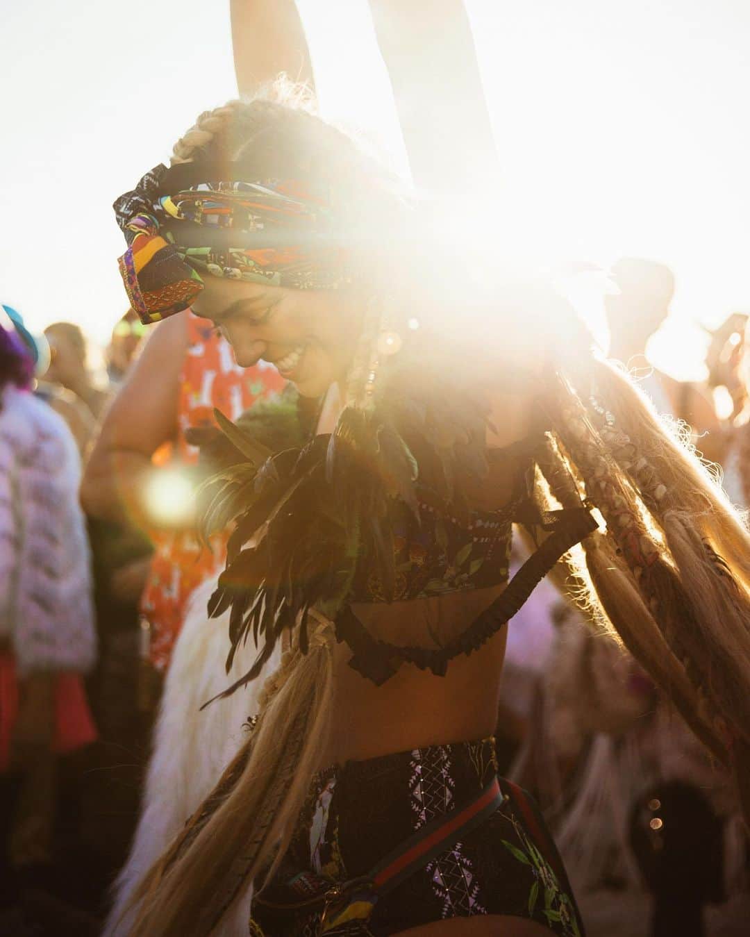 アシュリー・ハートのインスタグラム：「Dancing in the riches of material and soulful joy, abundance of it all #bm19 #thankyou #grateful . 🔥@burningman 👘@camillawithlove . 📸 @claramorberg . 👑@hairwithlinda .」