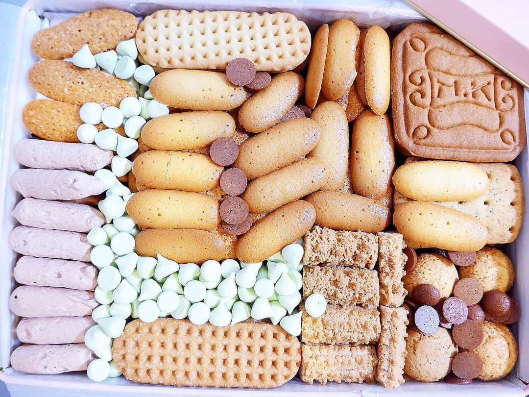 田中麻衣さんのインスタグラム写真 - (田中麻衣Instagram)「大好きな村上開新堂のクッキー。今回は3つ購入してひとつずつは両家の実家へ。みんな大好物なのです。 . たくさんの種類がぎっしり綺麗に詰められたクッキー、特に好きな味ばかりすぐなくなります😂 12月のみかんゼリー🍊も今から楽しみです。 . #村上開新堂 #予約制クッキー」9月14日 7時08分 - maitanaka1217