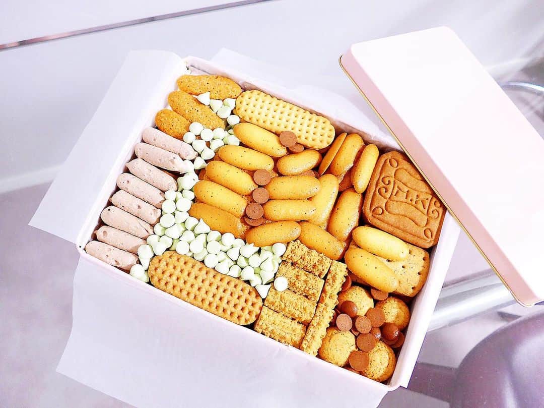 田中麻衣さんのインスタグラム写真 - (田中麻衣Instagram)「大好きな村上開新堂のクッキー。今回は3つ購入してひとつずつは両家の実家へ。みんな大好物なのです。 . たくさんの種類がぎっしり綺麗に詰められたクッキー、特に好きな味ばかりすぐなくなります😂 12月のみかんゼリー🍊も今から楽しみです。 . #村上開新堂 #予約制クッキー」9月14日 7時08分 - maitanaka1217