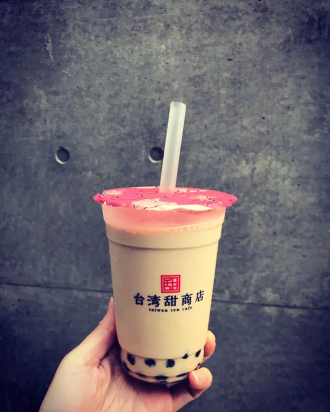 睦さんのインスタグラム写真 - (睦Instagram)「20代女子と 親子のように 行き当たりばったりの タピオカドリンクを 飲みながら、 原宿→渋谷の裏をぶらぶら。  あーだこーだ 言いながらの ぷらぷら。  楽しい散歩に。  もちろん、 飲み終えたカップは 持ち帰ります。  ゴミ問題も、 ひとりひとりが マナーを守って 味わいたいですもんね。  #台湾甜商店  #原宿  #ミルクティー  #タピオカ  #tapioca  #harajyuku  #milktea  #basic  #台湾  #taiwan  #tea  #定番 ものから #ぷらぷら  #散歩  #タピオカグラム  #マツコデラックス  #人気  #親子 みたい #母娘 的な #作詞家  #モデル  #流行  #マツコの知らない世界  #ブーム  #boom  #ssw  #model  #lyricist  #井上睦都実 #睦」9月14日 7時11分 - mutsumi1220