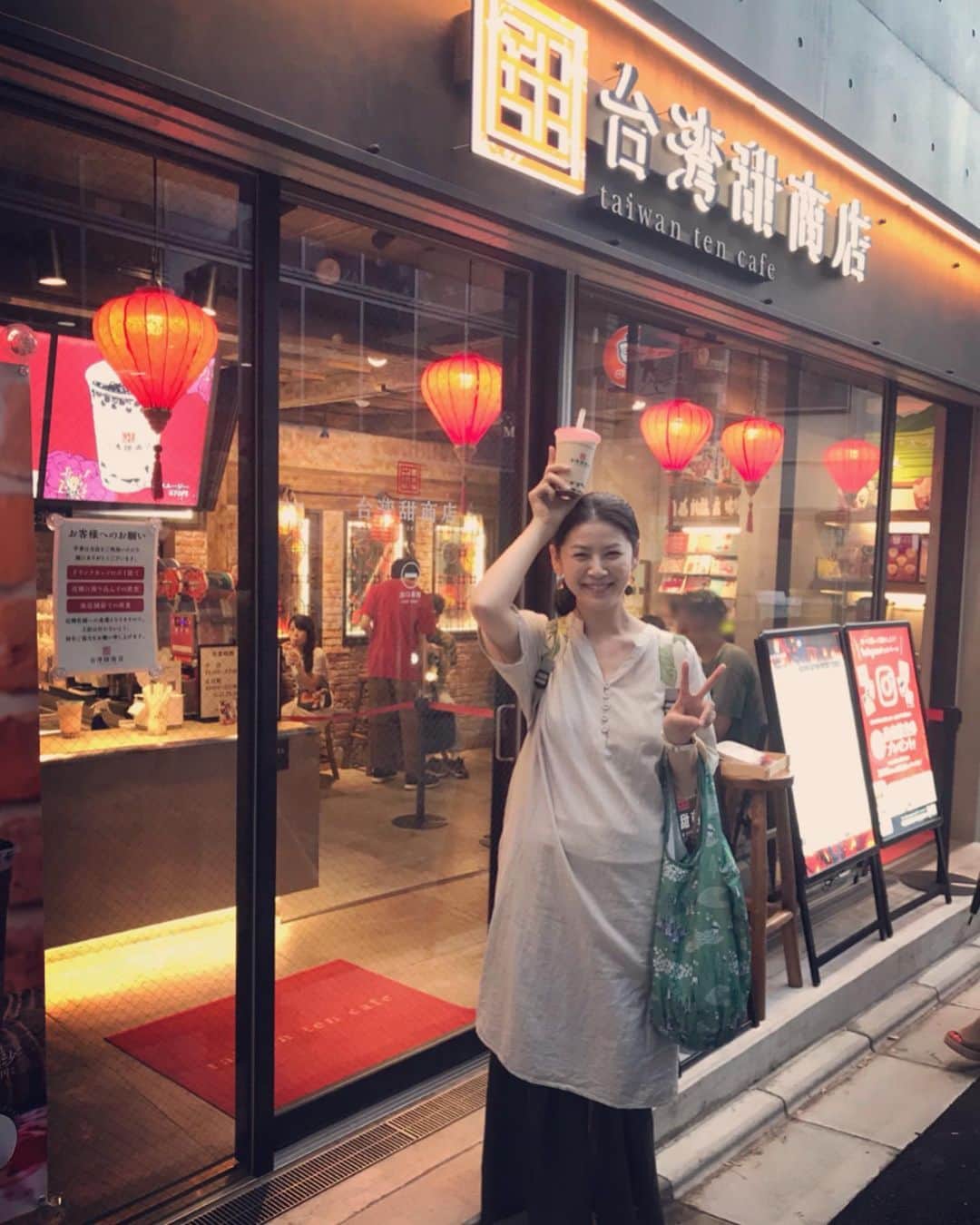 睦のインスタグラム：「20代女子と 親子のように 行き当たりばったりの タピオカドリンクを 飲みながら、 原宿→渋谷の裏をぶらぶら。  あーだこーだ 言いながらの ぷらぷら。  楽しい散歩に。  もちろん、 飲み終えたカップは 持ち帰ります。  ゴミ問題も、 ひとりひとりが マナーを守って 味わいたいですもんね。  #台湾甜商店  #原宿  #ミルクティー  #タピオカ  #tapioca  #harajyuku  #milktea  #basic  #台湾  #taiwan  #tea  #定番 ものから #ぷらぷら  #散歩  #タピオカグラム  #マツコデラックス  #人気  #親子 みたい #母娘 的な #作詞家  #モデル  #流行  #マツコの知らない世界  #ブーム  #boom  #ssw  #model  #lyricist  #井上睦都実 #睦」
