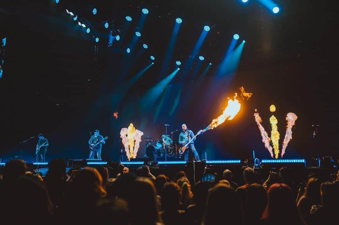 フォール・アウト・ボーイのインスタグラム：「So here’s the deal @HellaMegaTour pre-sale starts Monday for North America and Tuesday for Europe/UK. Alllllllll of the info on how to score tickets is up on falloutboy.com/tour don’t sleep on these 🚫😴🚫 p.s. VIP packages will be available soon - details on hellamegatour.com/vip」