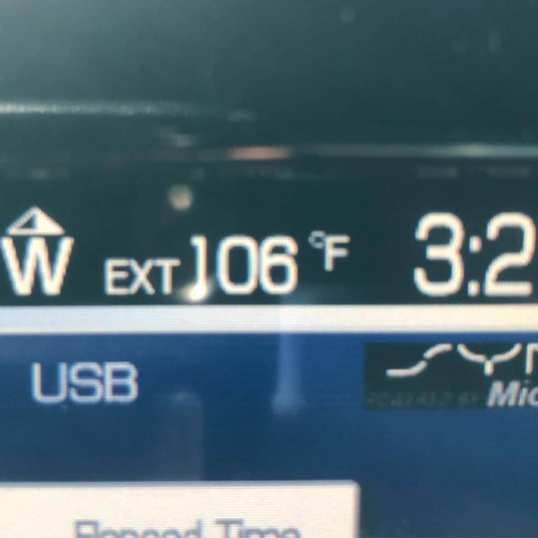 スコット・フォーリーのインスタグラム：「Hey September, you didn’t make it as part of Summer, how bout you get over it and give us a break.」