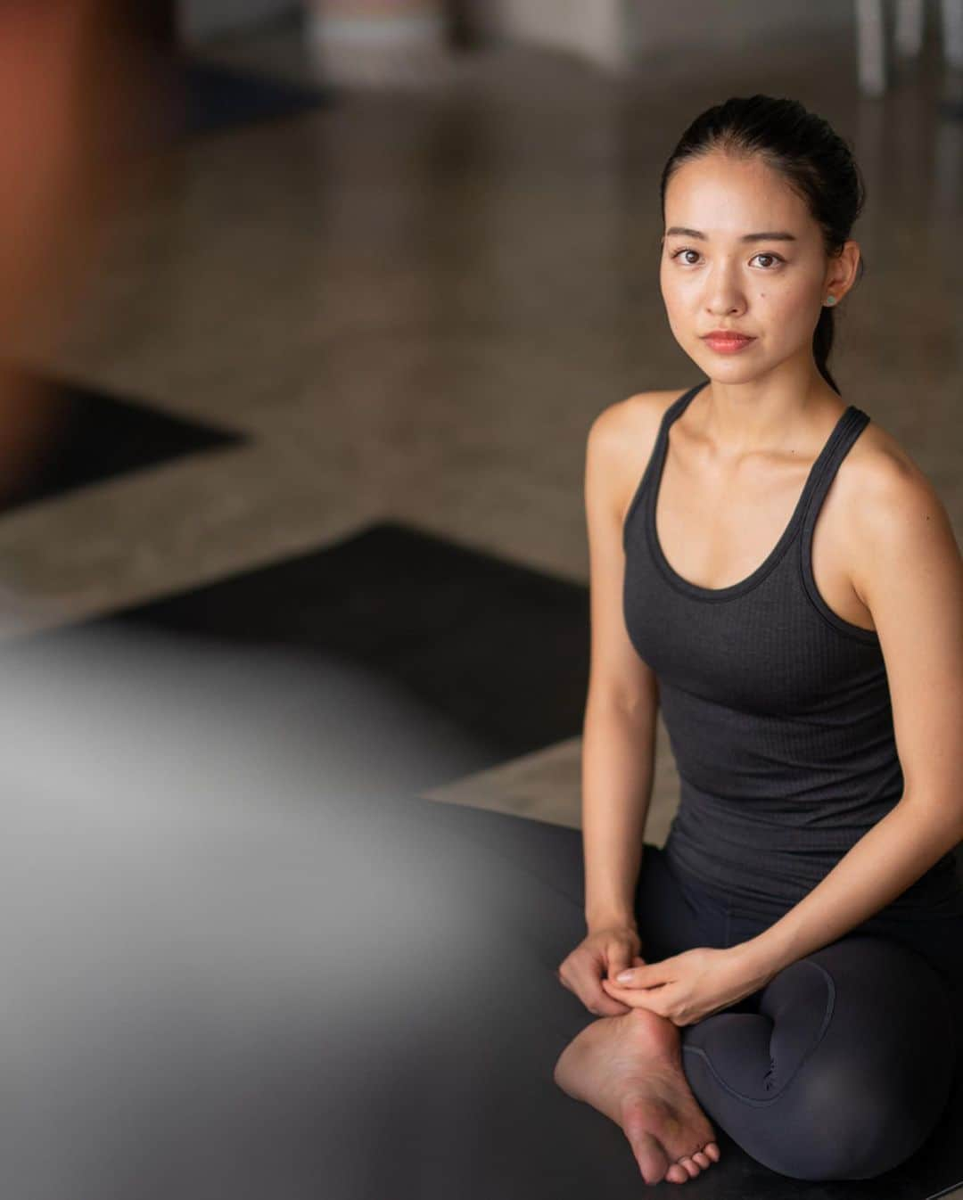 坂野志津佳さんのインスタグラム写真 - (坂野志津佳Instagram)「真剣すぎる表情。  yoga class @sohila.yoga  photo by @yasuchin190  supported by @lululemonjp  #一日一汗  #lululemon  #ヨガ #ヨガインストラクター  #yoga #yogini #yogalife #japan #japanesegirl #me」9月14日 7時25分 - oshizu0511