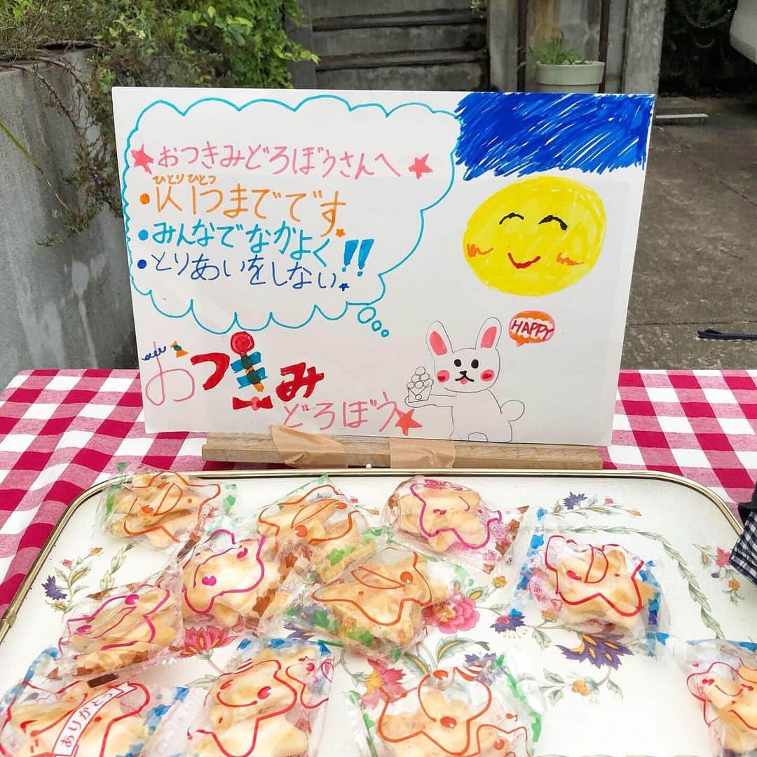 本野大輔のインスタグラム：「『お月見どろぼう』ご存知ですか？長崎出身の私は、この風習知りませんでした。  元々は中秋の名月に飾られているお供え物を、月の使者である子供達が盗む風習だそうです。 盗まれた家は「お月見さまが持って行ってくださった」と縁起がいいとされているそうです。  私の近所では、各家庭の玄関先にお菓子が置いてあり、それを子供達がもらいにいきます。ハロウィンに似ていますね。  近くにこの風習がある事を知り、初めて見に行きました。 街中は子供達がお菓子の袋を持って走り回り 『あっちの家のお菓子すごいぞ！』『こっちはもう無くなってた！』と賑やかでした。 とても素敵な風習だと感じた十五夜でした。 #お月見どろぼう #お菓子 #子供 #中秋の名月 #風習」