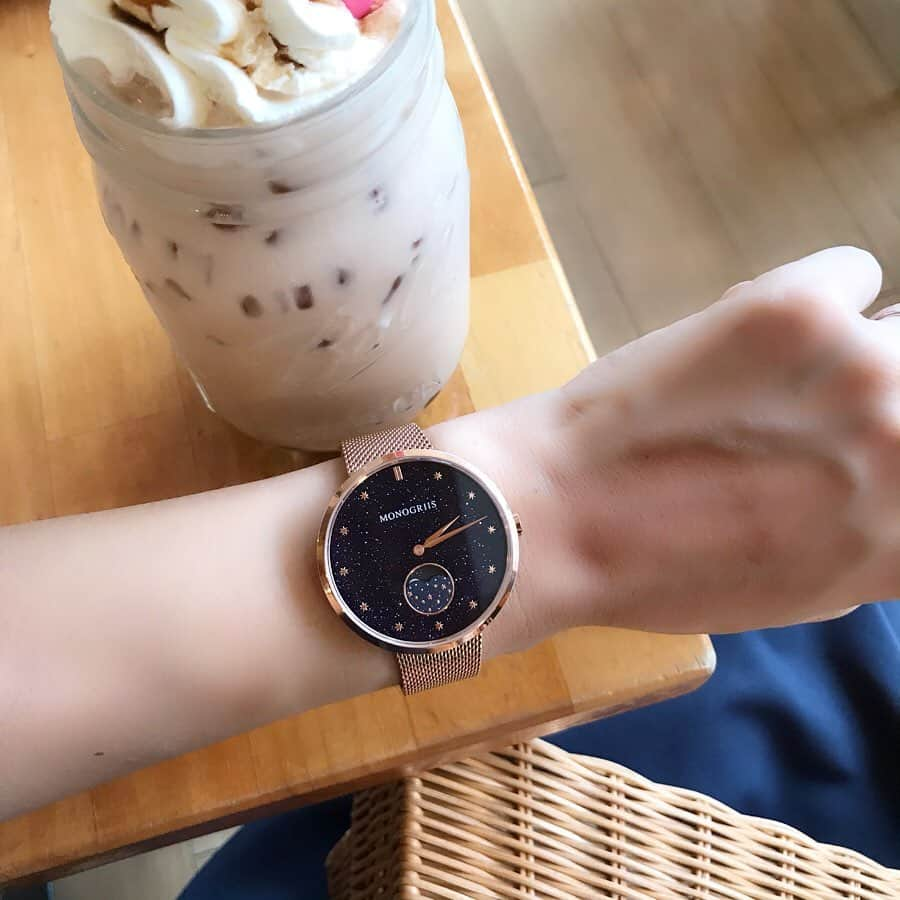 haruru0724さんのインスタグラム写真 - (haruru0724Instagram)「#watch . . 最近よくつけてる腕時計は @monogriis_jp ❤︎ . . 天然石アベンチュリンを文字盤に仕様してて、 角度によって輝きが変わる✨ 月の満ち欠けを文字盤に表示させる機能である ムーンフェイズ機能を搭載してて、 月が輝く夜空を表現しているよ😍 . . ベルトはワンタッチで交換可能なイージーレバーで、 サイズは38mmと女性には大きめだけど、 それがインスタ映えするゴージャスさもあっていい💕 . . つけてるだけでポイントになる、 すごくステキな時計でお気に入りです❤️ . . . #monogriis #モノグリース #腕時計 #時計 #手元 #手元コーデ #手元くら部 #手元倶楽部 #mamagirl #locari #ママコーデ #ママファッション #プチプラコーデ #30代コーデ #大人可愛い #fashion #大人army #ママarmy #大人カジュアル #カフェ #カフェ巡り #カフェ好き #カイサルカフェ #新大久保カフェ #新大久保タピオカ #タピオカ巡り #タピオカミルクティー #タピ活 #haruru0724_watch」9月14日 7時29分 - haruru0724