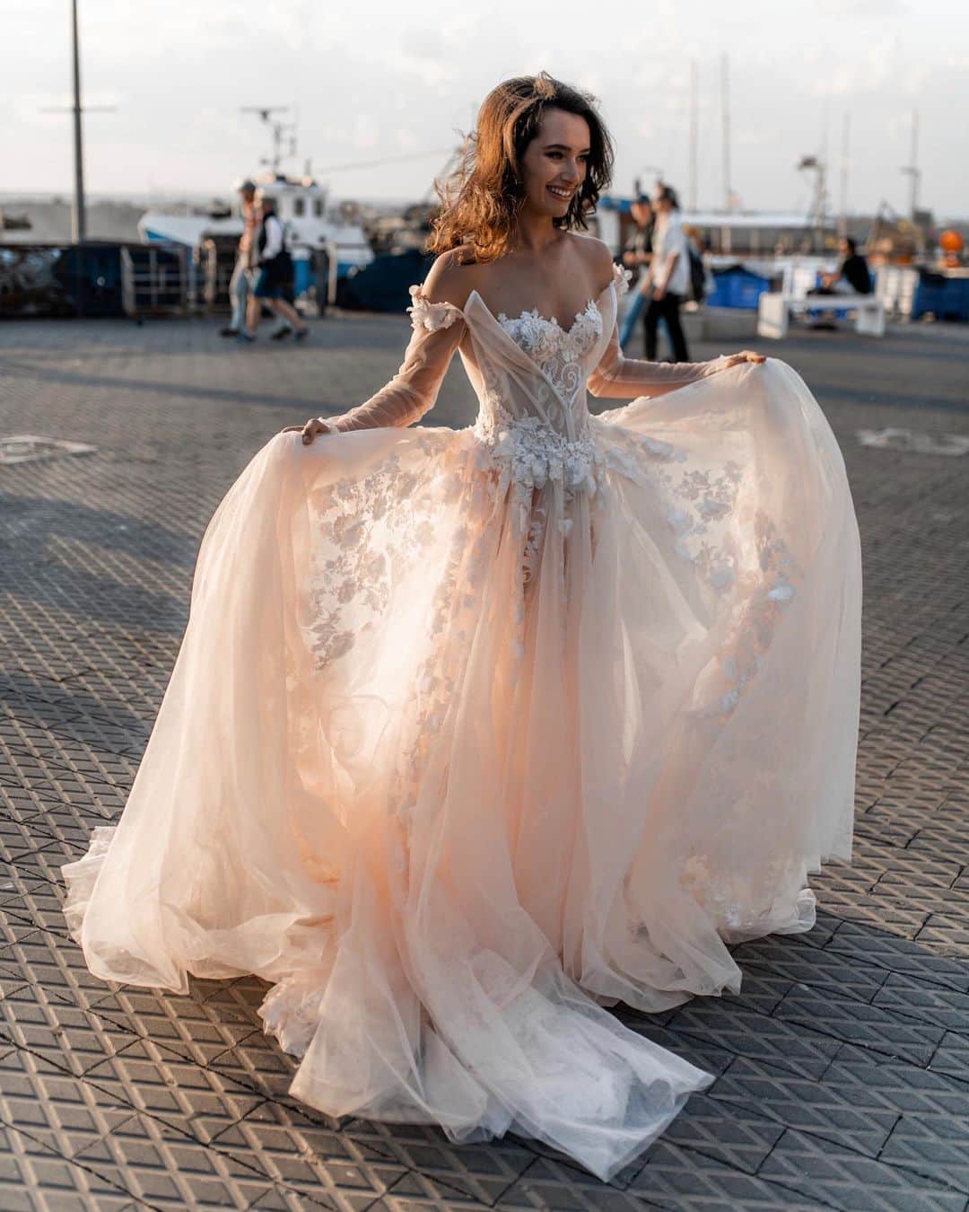 Galia Lahavさんのインスタグラム写真 - (Galia LahavInstagram)「When your dress catches the light | The #Gaga skirt is made of an ice pink an ivory 3D lace material #GLCouture」9月14日 7時30分 - galialahav