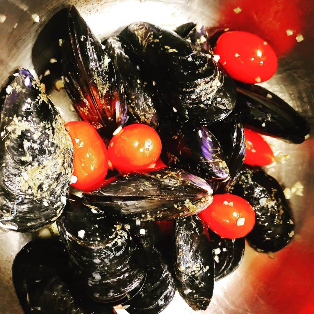 二宮歩美さんのインスタグラム写真 - (二宮歩美Instagram)「『Fresh mussels white wine steamed』  I was glad we can buy fresh mussels in Malta's market. Because we can't buy it in Japan.  I always get excited when I cook my first food.  1:Cleaning mussels. 2:Oliveoil and chopped garic put in the pot and low heat. 3:Put in mussels stir fry for minutes. 4:Then steamed after put in proper amount of water and white wine for minutes. 5:Add salt.  That all!! Try to makes original with Some vegetable,various seafood,spice and herb as you like.  Really easy recipe. But so good taste!! #ayumininomiya  #二宮歩美 #cookingexpert  #料理研究家 #musselwhitewine #ムール貝のワイン蒸し」9月14日 7時32分 - ninomiyaayumi
