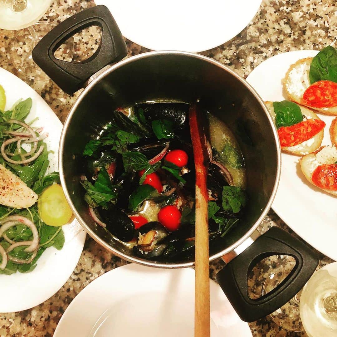 二宮歩美のインスタグラム：「『Fresh mussels white wine steamed』  I was glad we can buy fresh mussels in Malta's market. Because we can't buy it in Japan.  I always get excited when I cook my first food.  1:Cleaning mussels. 2:Oliveoil and chopped garic put in the pot and low heat. 3:Put in mussels stir fry for minutes. 4:Then steamed after put in proper amount of water and white wine for minutes. 5:Add salt.  That all!! Try to makes original with Some vegetable,various seafood,spice and herb as you like.  Really easy recipe. But so good taste!! #ayumininomiya  #二宮歩美 #cookingexpert  #料理研究家 #musselwhitewine #ムール貝のワイン蒸し」