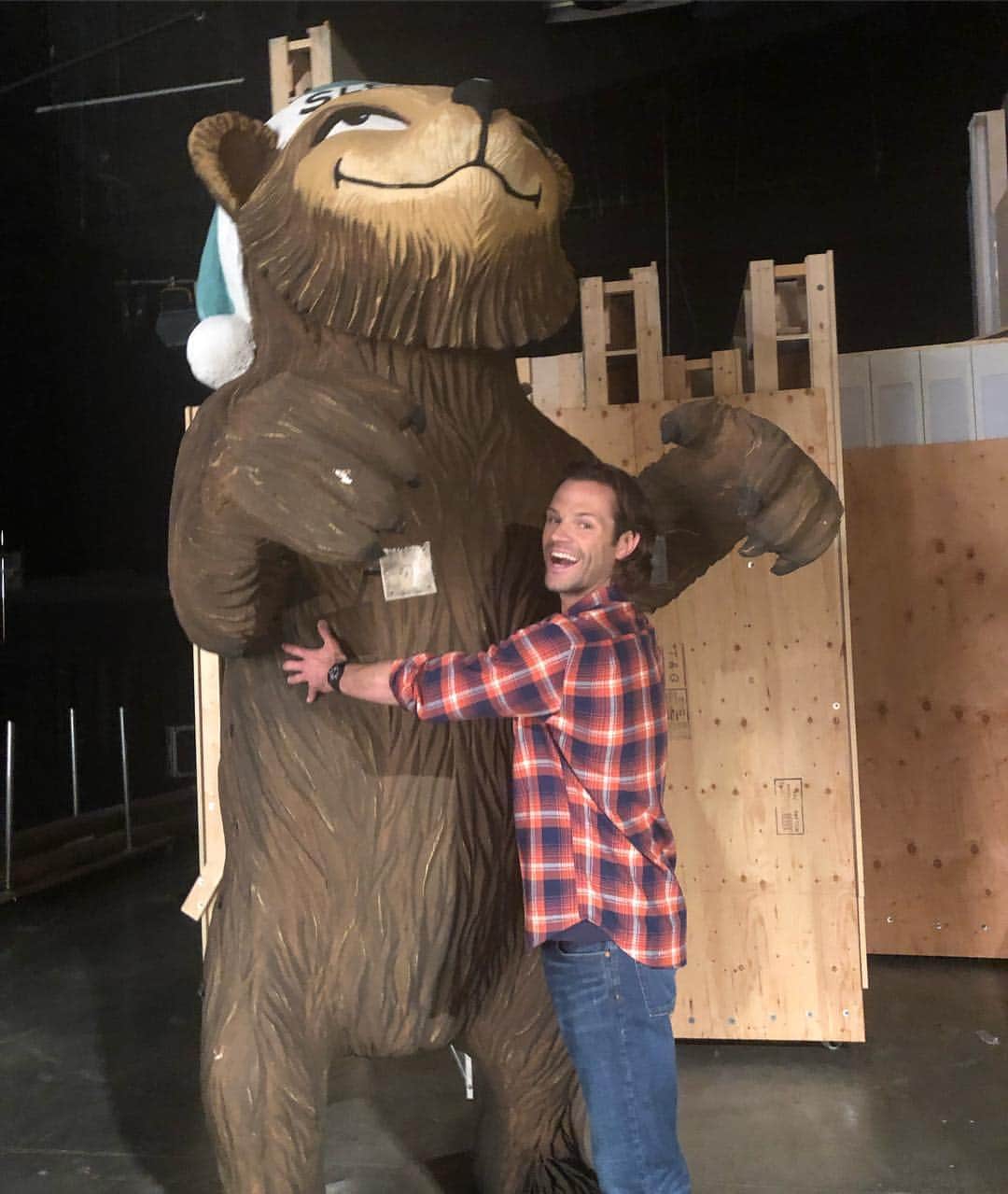 ジャレッド・パダレッキのインスタグラム：「In honor of #supernaturalday and #fridaythe13th i decided to confront my fear of bears. It went well. #spnfamily」