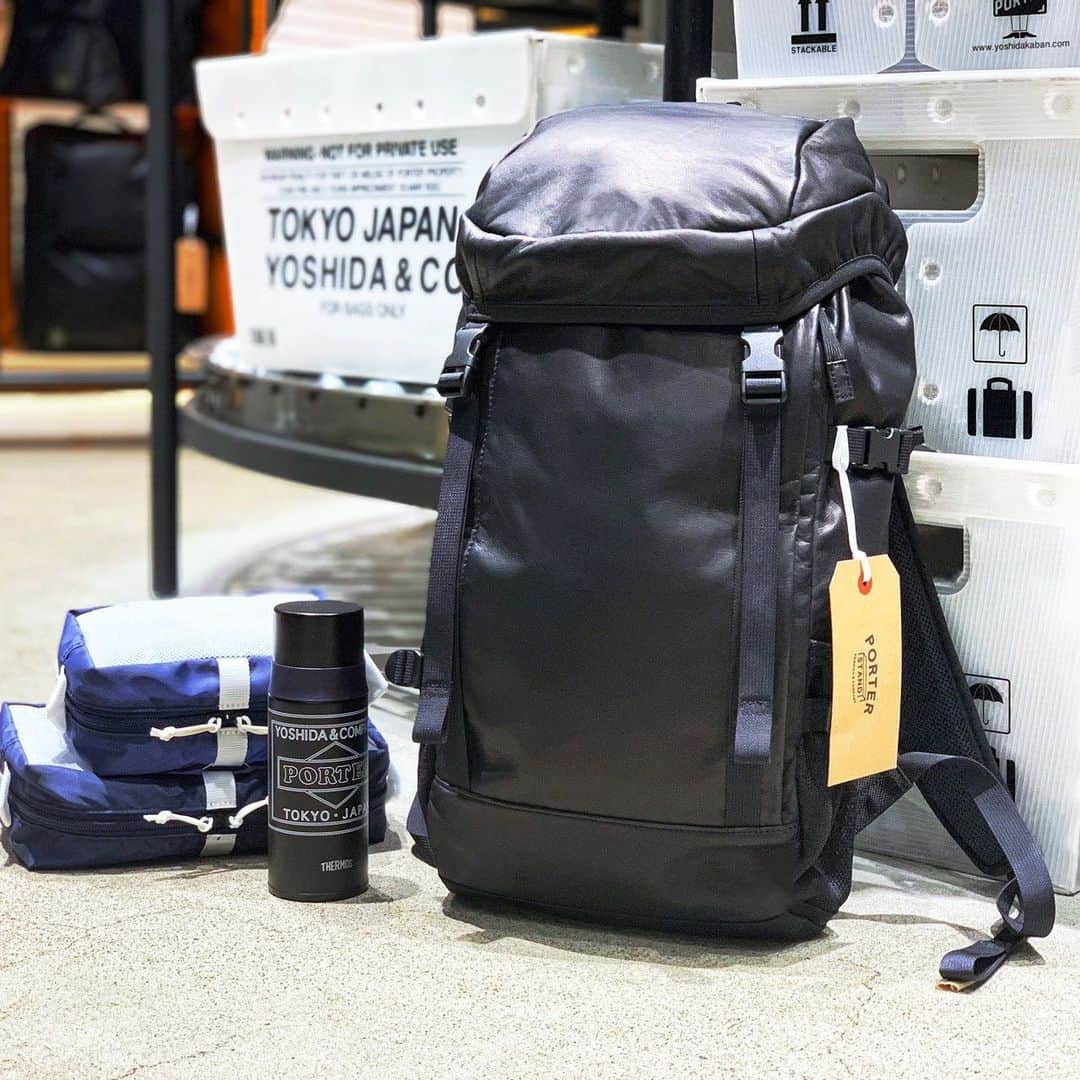 のインスタグラム：「『PORTER STAND TOKYO STATION』  おはようございます。 本日は、ご好評をいただいている「ポーター プログレス」シリーズよりリュックサックをご紹介いたします。北米原皮の牛ステアを染色する際に防水剤を一緒に入れることで、革の繊維ひとつひとつがコーティングされ、水を吸わないよう仕上げています。本日ご紹介するリュックサックは、メイン収納部の他に、かぶせ部分・サイド部分にファスナーポケットを装備しており、収納力に優れています。また、負荷のかかる箇所には、引裂き・摩擦強度に優れたコーデュラ®ナイロンを採用し、強度を高めています。デイリーユースはもちろんのこと、2泊3日のショートトリップにも対応可能なアイテムです。 是非店頭でお手にとってご覧ください。  ポーター プログレス リュックサック ￥62,500（税別）  #yoshidakaban #porter #吉田カバン #ポーター #luggagelabel #porteryoshida #porterflagshipstore #kurachikabyporter #porterseoul #potr #madeinjapan #japan #porterstand #shinagawa #tokyo #station #progress #rucksack #leather #waterproof」