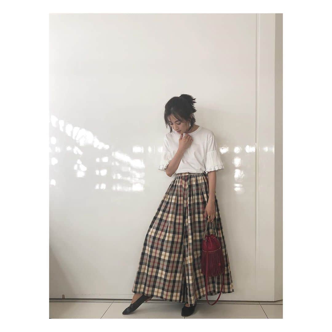 高垣麗子さんのインスタグラム写真 - (高垣麗子Instagram)「・ ・ ・ チェックのスカートどこの？と よく聞かれるのだけど これはパンツなの。 T-mat Masaki-Parisです。 トップスは撮影でお買取をした VICTORIA VICTORIA BECKHAM ・ ・ #outfit」9月14日 8時18分 - reikotakagaki