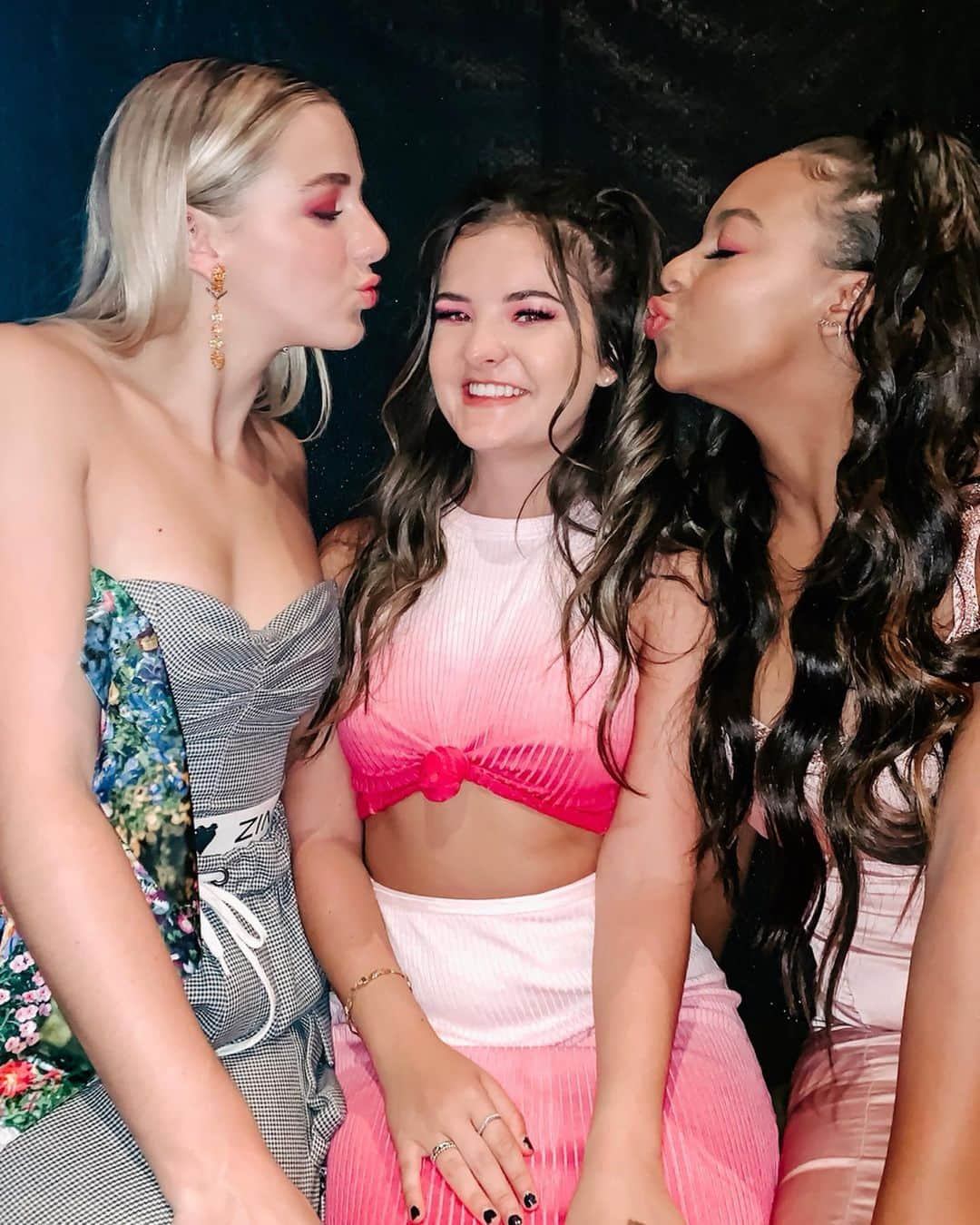 クロエ・ルーカジアックさんのインスタグラム写真 - (クロエ・ルーカジアックInstagram)「Kisses for my sisters 😘」9月14日 8時39分 - chloelukasiak