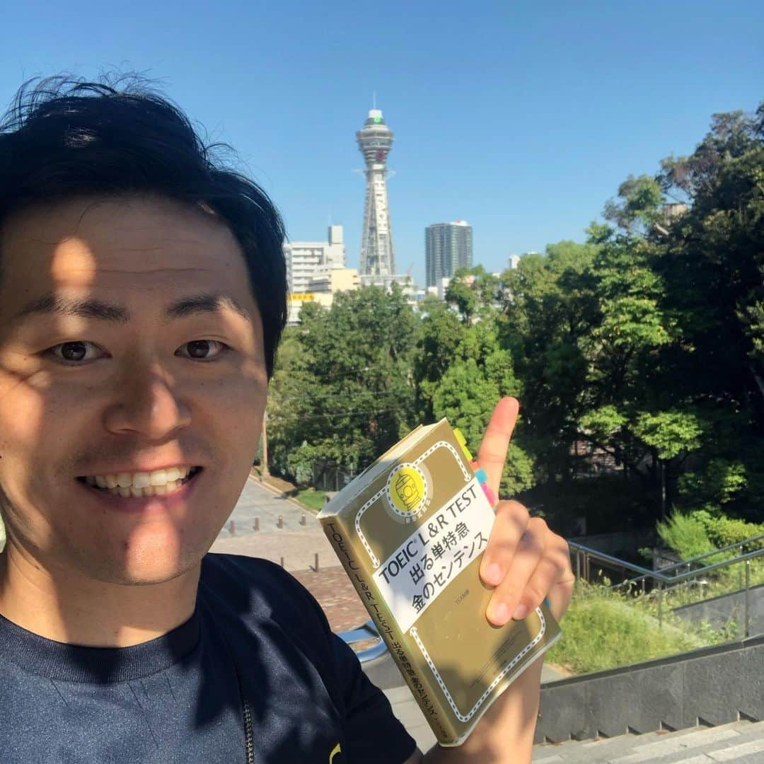 梅村賢太郎さんのインスタグラム写真 - (梅村賢太郎Instagram)「#ウォーキング #TOEIC ばあちゃんかあちゃんに挨拶 近いから「また来たん」感を感じる 確かにめちゃ来る 昔は墓参りめちゃ遠かった 奈良から清水寺 遠い 今は駅半個分 駅近 激近 コンビニより遠くて銀行より近い感じ （完全に人それぞれ） 遠方から参りに来られてるであろう方々を尻目に ウォーキング単語帳読みながらの 二宮金次郎スタイル 背負ってるのは薪やなくてなんやそのカッコの視線 「…バチ当たらんかな」  けど、婆ちゃん母ちゃんに会うときこんな感じやったし 半袖半ズボンで汗かいての「ただいまー」やったし  都合のいい解釈グセは変わらず大人なってもた  帰りに大阪感あるとこで  指先見たらタワーマンションやった  あこ住んでんねん あれ元カノの家やねん あこの近所の焼肉屋美味しいよね  になってる  髪型ムカつく  TOEICなんぼ解いても全盛期越えられへん カナダ住んでたラストに解いた点数やしえっか 2ヶ月しかしてへんし 住んでないししゃべってないし  うんうん  また都合のいい考えをしてしまった！！ せめて歩こう」9月14日 8時40分 - rahujigenume