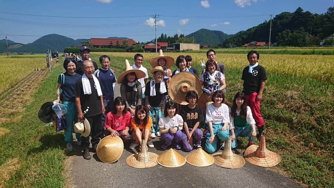 安倍昭恵のインスタグラム：「昨日は稲刈り #田楽米 #田楽庵 #夢雀」