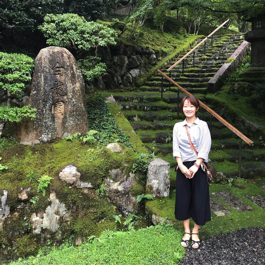 佐野優子のインスタグラム：「. 京都二ノ瀬にある白龍園🌿 . 公開前のお庭を贅沢にも貸切で拝見させて貰いました◟̆◞̆ ❁ . 苔(こけ)がこんなに綺麗に見えたのは初めてかも😄✨ . #京都観光 #京都 #kyoto #鞍馬 #kurama #二ノ瀬 #ninose #白龍園 #hakuryuen #こけ #苔 #苔ガール」
