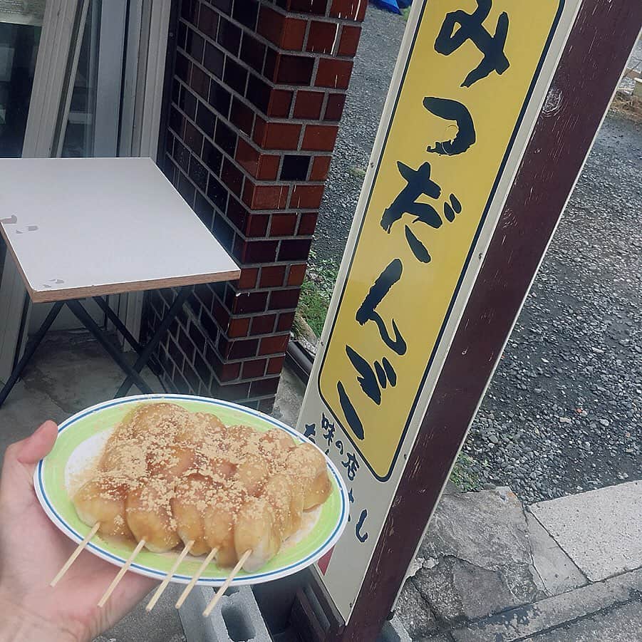 砂川陽香さんのインスタグラム写真 - (砂川陽香Instagram)「ㅤㅤㅤㅤㅤㅤㅤㅤㅤㅤㅤㅤㅤ ㅤㅤㅤㅤㅤㅤㅤㅤㅤㅤㅤㅤㅤ とある撮影で茨城県にお邪魔しました 広告の撮影は久々だったので 楽しかった ＋ 難しみでした、、、！ ㅤㅤㅤㅤㅤㅤㅤㅤㅤㅤㅤㅤㅤ ここの#みつだんご は本当に美味しくてお土産用に購入したほど✌︎ ㅤㅤㅤㅤㅤㅤㅤㅤㅤㅤㅤㅤㅤ  #みたらし団子 に似てるけど全然違うの みたらし団子は#もち米 を使っているのに対して みつだんごは#小麦粉 だからパクッと軽くてどんどん食べれる…！ 1本60円という手頃な価格もありがたい ◎ ㅤㅤㅤㅤㅤㅤㅤㅤㅤㅤㅤㅤㅤ 芸能人も沢山来てるみたいで お店のおばあちゃんも取材慣れしてた✌︎ 可愛かったなー🍡🍡 大洗に訪れた際には行ってみてほしいお店\(　˙-˙　)/ ㅤㅤㅤㅤㅤㅤㅤㅤㅤㅤㅤㅤㅤ  プライベートでもぜひまた行きたいです𓇼 ㅤㅤㅤㅤㅤㅤㅤㅤㅤㅤㅤㅤㅤ ㅤㅤㅤㅤㅤㅤㅤㅤㅤㅤㅤㅤㅤ #shooting #撮影 #ロケ #ロケ撮影 #広告撮影#観光地 #観光地巡り#茨城 #味の店たかはし #美味しかった #大洗 #大洗サンビーチ #広告撮影 #ママモデル #mamagirl #二児のママ #産後2ヶ月 #canon #キャノン #一眼レフ #bigsmile #smile #笑顔 #楽しそう」9月14日 9時06分 - hirokattsunnnn