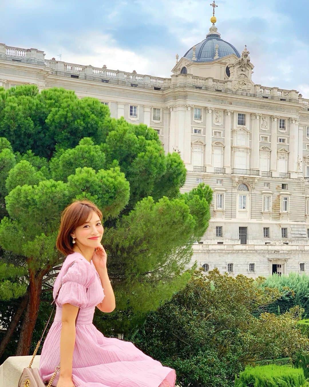 のインスタグラム：「おはよん💕 . 今年の夏休みはスペイン🇪🇸とモロッコ🇲🇦に弾丸周遊旅行に来ています😊✨ . 今回はどこも初めていく場所✨ スペインは、マドリード、グラナダ、ロンダを周遊🌍💕 . ここはマドリードの王宮✨ 行ってみたかった場所の一つ🥰本当に外観もお庭も綺麗でした☺️ . ただ、ドーハの乗り換えが遅れて滞在時間が縮まり（ドーハの悲劇笑）、19時までで閉館だったので猛ダッシュ💨到着早々皇居ランならぬ、王宮ランをしてきました🏃‍♀️笑 . 結果は間に合わず、外で写真を📸それでもいい写真をたくさん撮れたし、満足なのです💕 . 入館できなかったからロエベ本店でもお買い物できたよ😛香水💕 . ワンピは王宮に合わせて @lissi__boutique の🥰👗 また更新しますね✨ . #スペイン #スペイン旅行 #スペイン観光 #マドリード #spain #madrid #royalpalace #royal #palace #王宮 #palacioreal #palaciorealdemadrid #princess #visitmadrid #タビジョ #建築 #庭 #garden #海外旅行 #ヨーロッパ #europe #絶景 #view #loewe #ロエベ #レアルマドリード #realmadrid #皇居ラン #ランニング #running」
