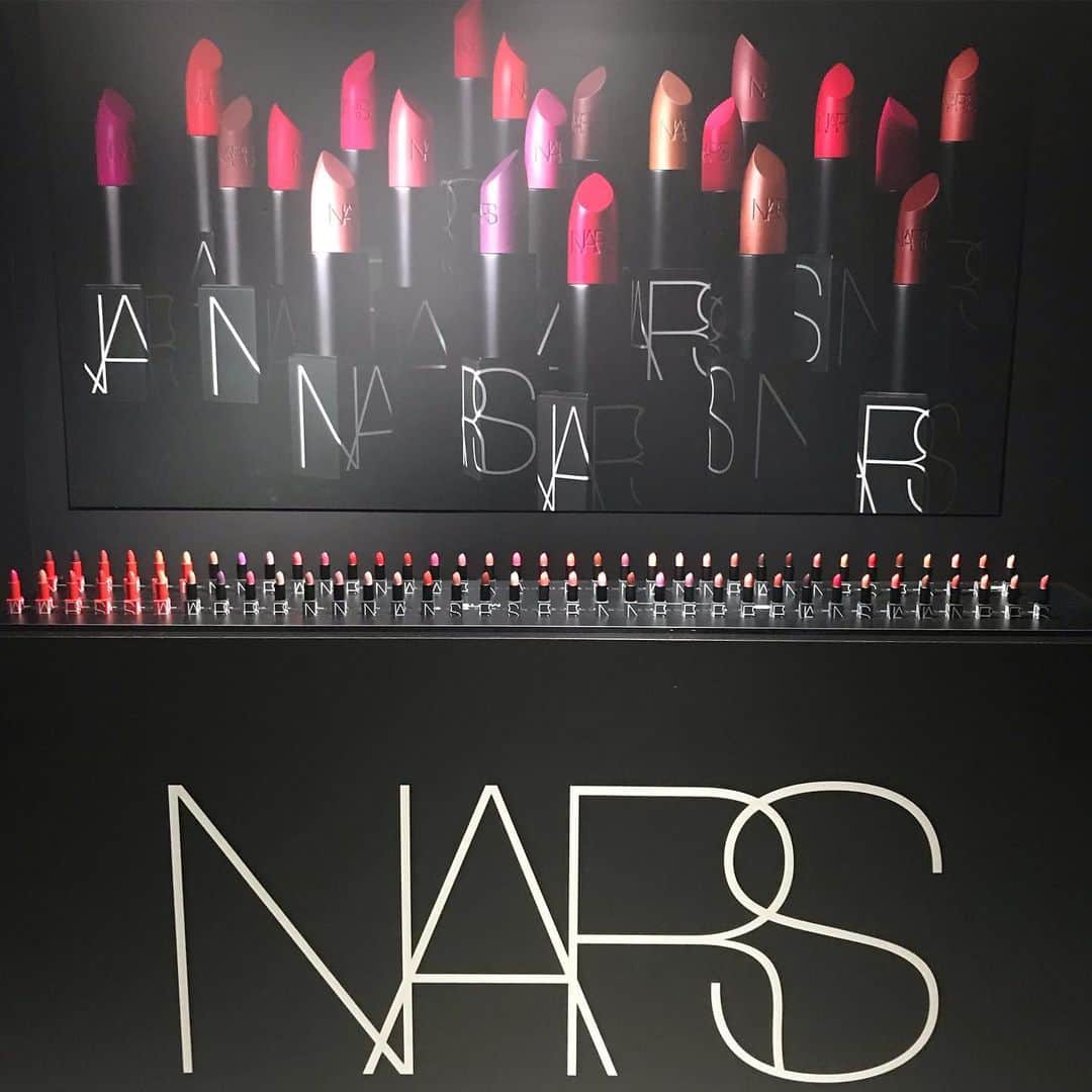 GLAM JAPANのインスタグラム：「今年で創設25周年を迎えるNARSが、ブランドの原点ともいえるリップスティックのフルリニューアルを祝して、9月14日（土）、15日（日）の2日間限定ポップアップスタジオを表参道にオープン💓 . 9月20日（金）に発売されるリップスティック全60色をいち早くお試し&購入できるほか、EC限定発売の赤いパッケージのリップスティック全12色も購入可能✨ この12色は、1994年にNARSが最初に発表したコレクションを特別な赤パッケージにしたもの。ECサイトのみで発売されるため、実際に手にとって試すことができるのはこの会場だけ！ . 豪華サンプル企画も目白押し！ この秋の本命リップを探しに、ぜひ足を運んでみては？💄💋✨ . ■NARS 25th Anniversary Lipstick Studio 日時：2019年9月14日（土）11:00〜21:00、15日（日） 11:00〜16:00 場所 ：東京都港区北青山3-6-19 表参道SIDE ※サンプルやプレゼントは数に限りがあるため、なくなり次第終了となります。  @narsissist #nars #ナーズ #表参道」