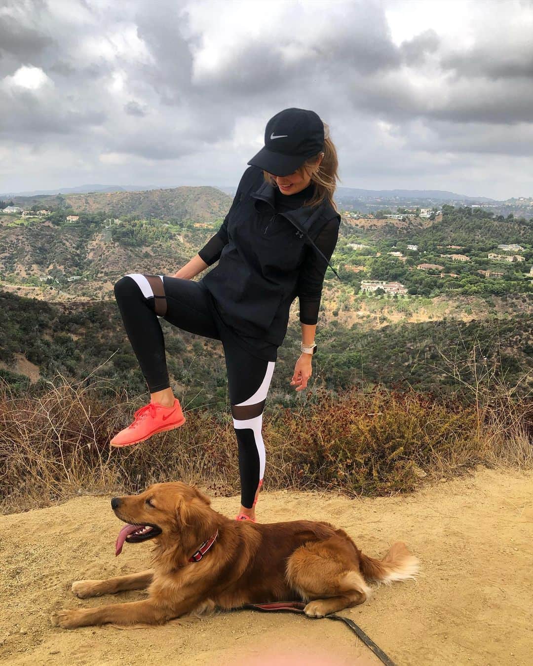 デビー・ライアンのインスタグラム：「my dog projectile drooled on my feet, plus all my junk was hacked, so yeah. Friday the 13th, ya spooked me」