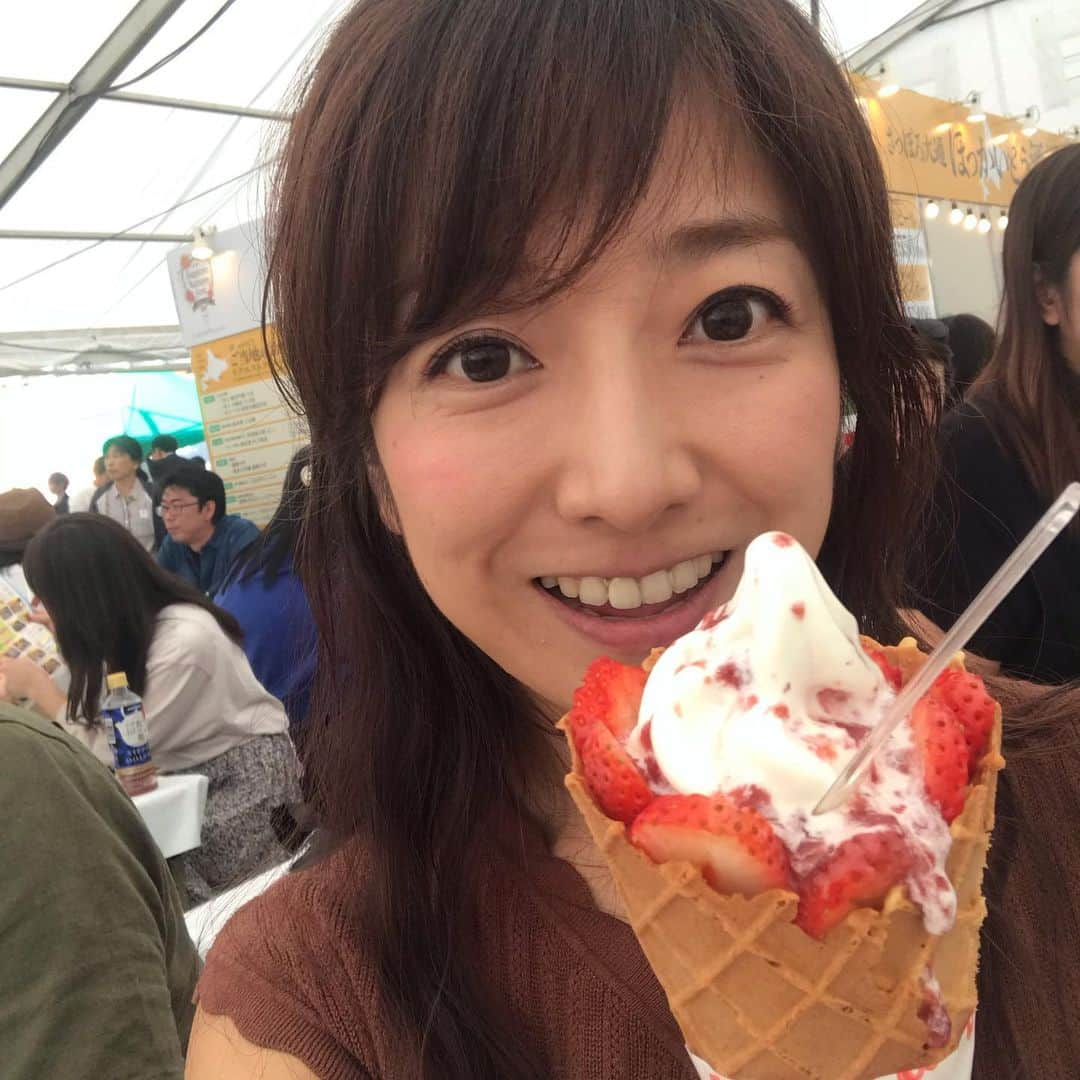 佐藤彩さんのインスタグラム写真 - (佐藤彩Instagram)「トピッカーの高橋咲希ちゃんと、オータムフェストへ行ってきました✨  昨日から、8丁目に木古内町のブースも登場！ いつも番組プレゼントでお世話になっている、久上工藤商店の美味しいジンギスカンも食べられます😊 秘伝のタレの味わいが絶妙でとっても美味しいので、ぜひ味わってみてください✨  ちなみに、工藤さんのエプロンのサインは、このとき頼まれまして…ドキドキしながら書かせていただきました。  久上工藤商店のジンギスカンのほか、はこだて和牛コロッケや牡蠣も美味しい木古内町のブースは、17日(火)までです😊  大満喫中のオータムフェスト、まだまだ通っちゃいそうです😆  #オータムフェスト #4回目 #木古内町 #久上工藤商店  #美味しい #ジンギスカン  #はこだて和牛コロッケ  #旭川 #大雪地ビール #安平町 #いちごソフト #HBCラジオ #hbcradio #朝刊さくらい #トピッカー #高橋咲希 ちゃん #HBC #アナウンサー #佐藤彩」9月14日 9時31分 - hbc_ayasato