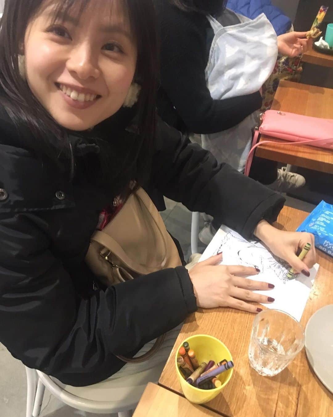 朝見心のインスタグラム：「(∵) 【オーストラリア3日目】 お店にあった塗り絵で遊ぶ叔母 この後甥っ子みんなと塗り絵大会 謎にヨーダ塗ってご機嫌な叔母 ___________ #メルボルン旅行記🇦🇺 #塗り絵 #久々にやると楽しいね #この塗り絵は家まで持って帰りました」