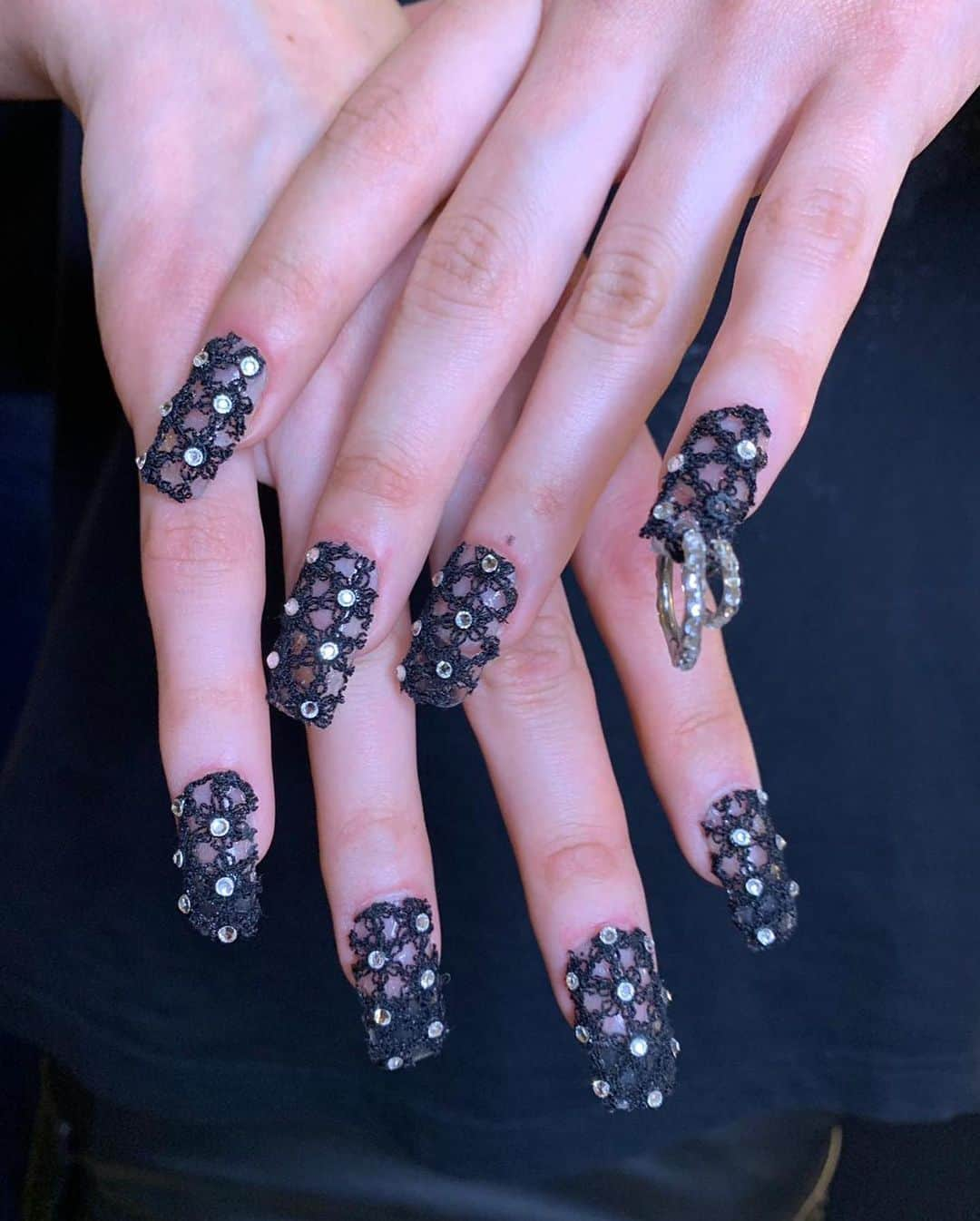 Mei Kawajiriさんのインスタグラム写真 - (Mei KawajiriInstagram)「@marcjacobs SS20 #NYFW 🎀 “Marc Jacobs black lace fabric nails with crystal strass hoops” #nailsbymei (assistant @jaydeau @yasmineelwakil @ykc2712 @nailsbynadiabx )」9月14日 9時42分 - nailsbymei