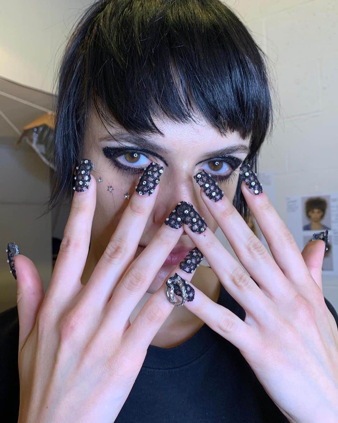 Mei Kawajiriさんのインスタグラム写真 - (Mei KawajiriInstagram)「@marcjacobs SS20 #NYFW 🎀 “Marc Jacobs black lace fabric nails with crystal strass hoops” #nailsbymei (assistant @jaydeau @yasmineelwakil @ykc2712 @nailsbynadiabx )」9月14日 9時42分 - nailsbymei