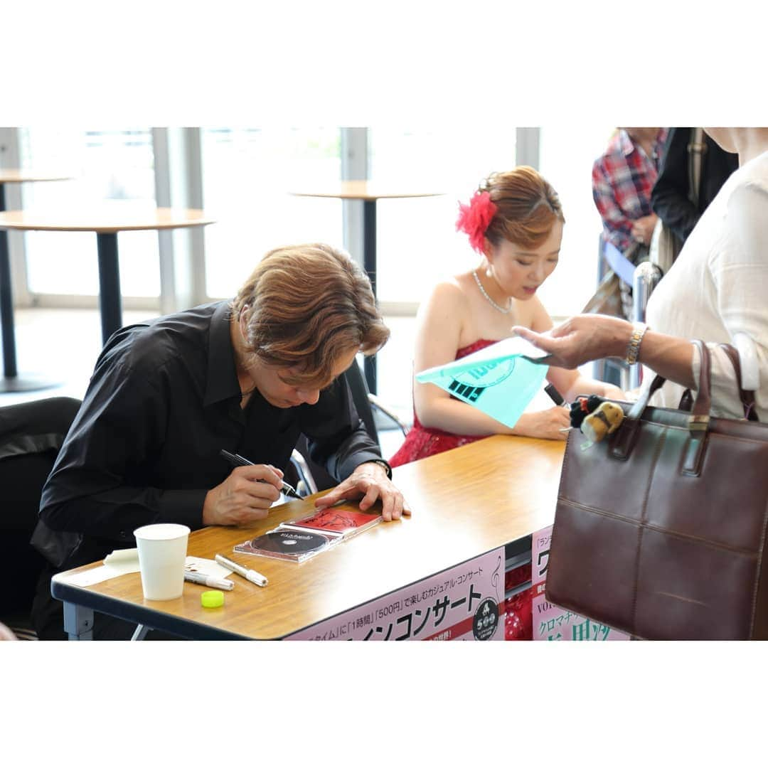 南里沙さんのインスタグラム写真 - (南里沙Instagram)「三重県文化会館大ホール、無事終了！1200名近くの皆様にご来場頂きました。皆様との出逢いに感謝です。思い出にと、CDも70枚以上お買い求めいただきました。﻿ ﻿ またここ三重県文化会館で皆さんと再会できる日を夢見て、精進してまいります♪クロマチックハーモニカの音色をお聴きいただき、本当にありがとうございました！！﻿ ﻿ ﻿ 本日9/14(土)は、愛知県・ゆめたろうプラザ響きホールにて南里沙コンサート🎵楽しんで頂けるように、頑張ります😊※チケット完売のため、当日券の販売はありません。﻿ ﻿ ﻿ ﻿﻿ #クロマチックハーモニカ #ハーモニカ #南里沙 #chromaticharmonica #harmonica #risaminami #hohner #hohnermusic #hohnerartist #newsuper64x #super64x  #playtheoriginal  #하모니카 #미나미리﻿﻿﻿사 #半音階口琴 #口琴 #三重 #三重県文化会館 #津 #ギター #渡辺具義 #ワンコインコンサート」9月14日 9時44分 - minami_risa