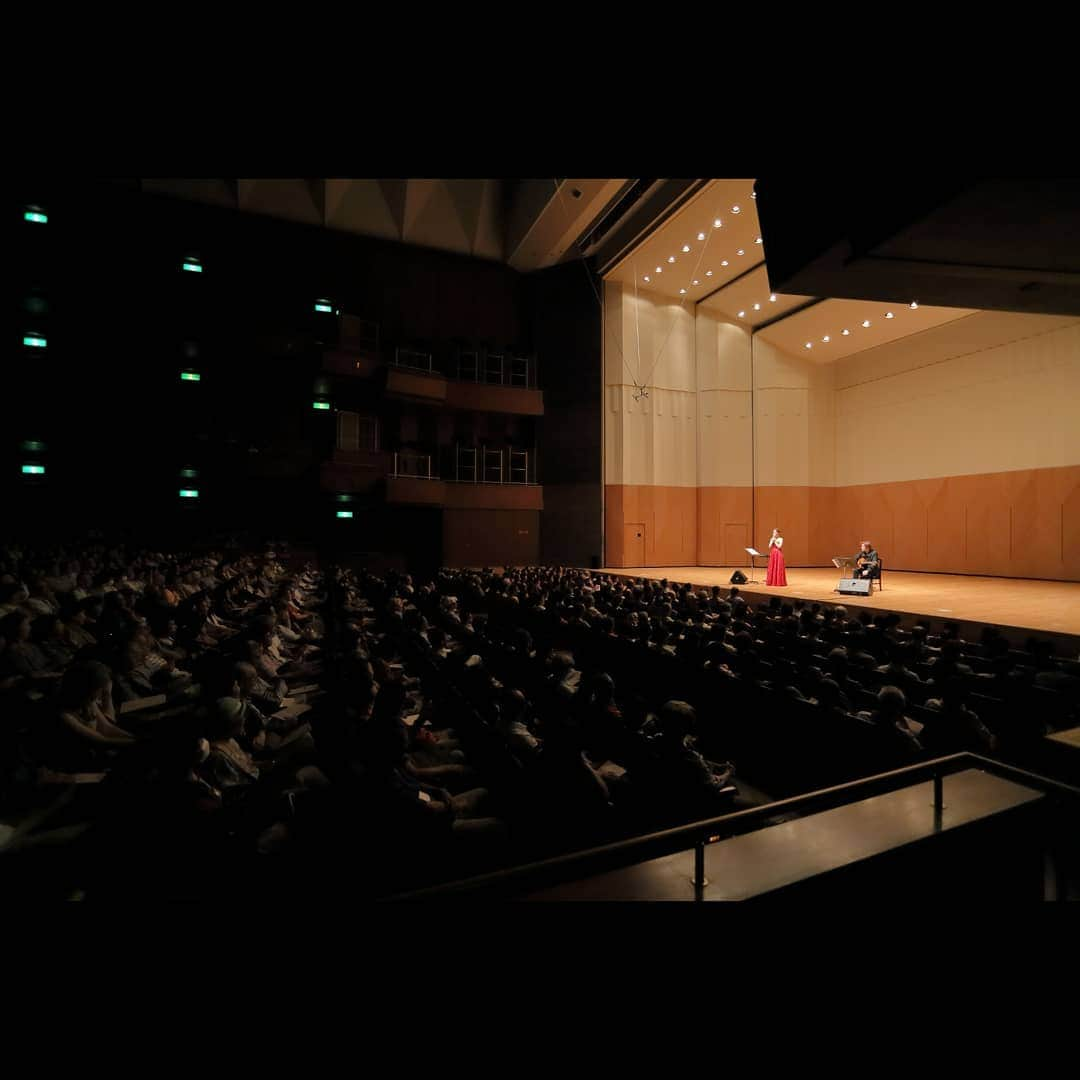 南里沙さんのインスタグラム写真 - (南里沙Instagram)「三重県文化会館大ホール、無事終了！1200名近くの皆様にご来場頂きました。皆様との出逢いに感謝です。思い出にと、CDも70枚以上お買い求めいただきました。﻿ ﻿ またここ三重県文化会館で皆さんと再会できる日を夢見て、精進してまいります♪クロマチックハーモニカの音色をお聴きいただき、本当にありがとうございました！！﻿ ﻿ ﻿ 本日9/14(土)は、愛知県・ゆめたろうプラザ響きホールにて南里沙コンサート🎵楽しんで頂けるように、頑張ります😊※チケット完売のため、当日券の販売はありません。﻿ ﻿ ﻿ ﻿﻿ #クロマチックハーモニカ #ハーモニカ #南里沙 #chromaticharmonica #harmonica #risaminami #hohner #hohnermusic #hohnerartist #newsuper64x #super64x  #playtheoriginal  #하모니카 #미나미리﻿﻿﻿사 #半音階口琴 #口琴 #三重 #三重県文化会館 #津 #ギター #渡辺具義 #ワンコインコンサート」9月14日 9時44分 - minami_risa