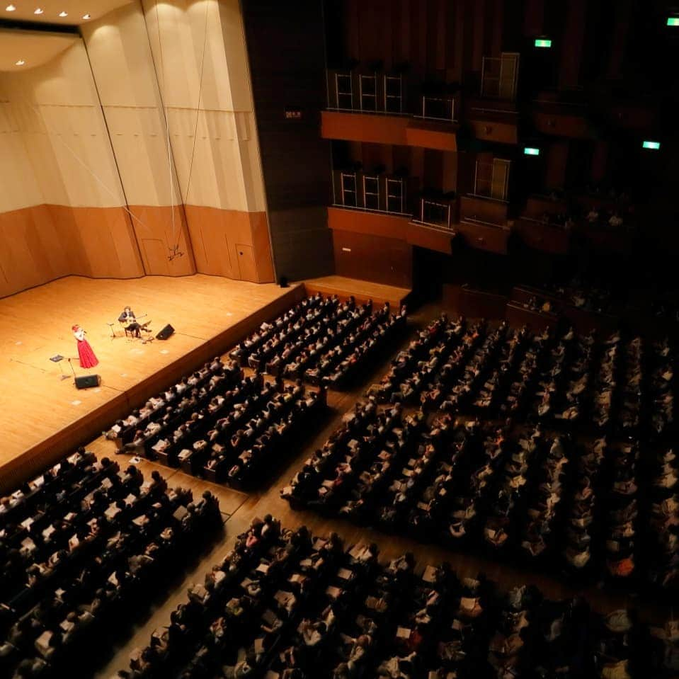 南里沙さんのインスタグラム写真 - (南里沙Instagram)「三重県文化会館大ホール、無事終了！1200名近くの皆様にご来場頂きました。皆様との出逢いに感謝です。思い出にと、CDも70枚以上お買い求めいただきました。﻿ ﻿ またここ三重県文化会館で皆さんと再会できる日を夢見て、精進してまいります♪クロマチックハーモニカの音色をお聴きいただき、本当にありがとうございました！！﻿ ﻿ ﻿ 本日9/14(土)は、愛知県・ゆめたろうプラザ響きホールにて南里沙コンサート🎵楽しんで頂けるように、頑張ります😊※チケット完売のため、当日券の販売はありません。﻿ ﻿ ﻿ ﻿﻿ #クロマチックハーモニカ #ハーモニカ #南里沙 #chromaticharmonica #harmonica #risaminami #hohner #hohnermusic #hohnerartist #newsuper64x #super64x  #playtheoriginal  #하모니카 #미나미리﻿﻿﻿사 #半音階口琴 #口琴 #三重 #三重県文化会館 #津 #ギター #渡辺具義 #ワンコインコンサート」9月14日 9時44分 - minami_risa