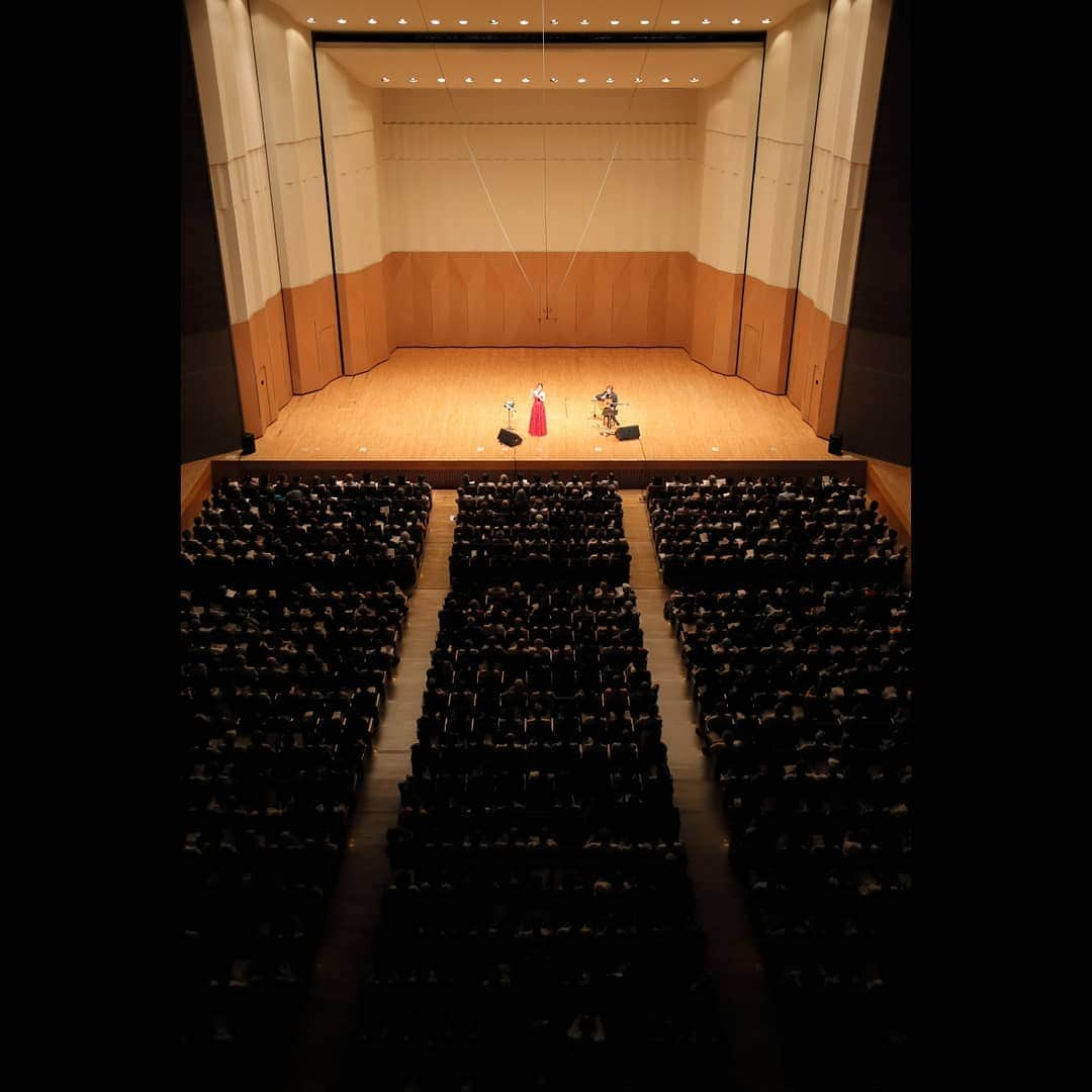 南里沙さんのインスタグラム写真 - (南里沙Instagram)「三重県文化会館大ホール、無事終了！1200名近くの皆様にご来場頂きました。皆様との出逢いに感謝です。思い出にと、CDも70枚以上お買い求めいただきました。﻿ ﻿ またここ三重県文化会館で皆さんと再会できる日を夢見て、精進してまいります♪クロマチックハーモニカの音色をお聴きいただき、本当にありがとうございました！！﻿ ﻿ ﻿ 本日9/14(土)は、愛知県・ゆめたろうプラザ響きホールにて南里沙コンサート🎵楽しんで頂けるように、頑張ります😊※チケット完売のため、当日券の販売はありません。﻿ ﻿ ﻿ ﻿﻿ #クロマチックハーモニカ #ハーモニカ #南里沙 #chromaticharmonica #harmonica #risaminami #hohner #hohnermusic #hohnerartist #newsuper64x #super64x  #playtheoriginal  #하모니카 #미나미리﻿﻿﻿사 #半音階口琴 #口琴 #三重 #三重県文化会館 #津 #ギター #渡辺具義 #ワンコインコンサート」9月14日 9時44分 - minami_risa