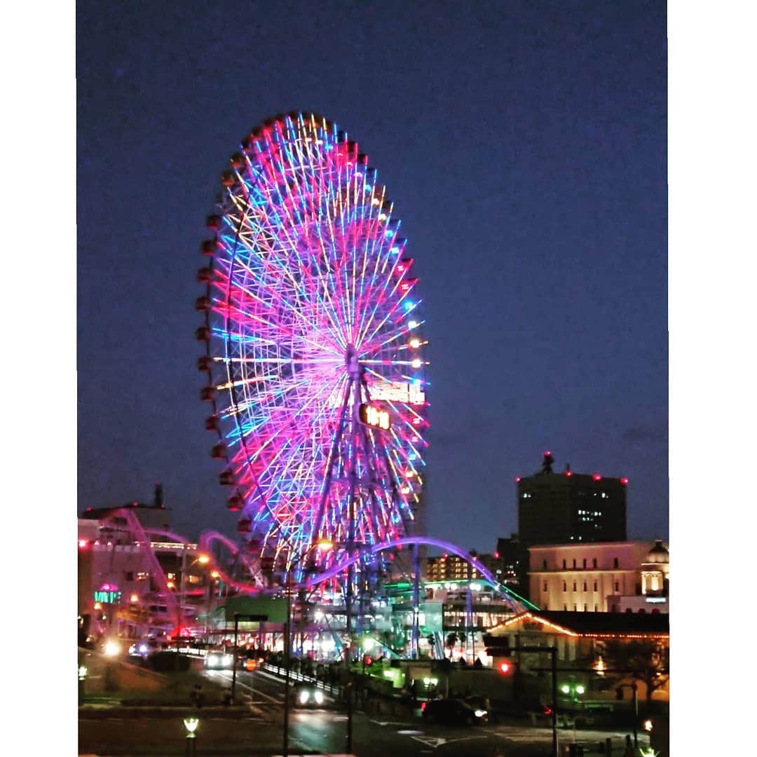 杉田芳尚のインスタグラム：「・ ・  年に一度くらいしか見ないこの景色も、どうやら何度も見られるようになりそうです‼️ あ、今回は #ヨガフェスタ横浜2019  の中で #オリンピアン から一般競技まで色んなスポーツにアプローチしている #アスリートヨガ のブースのM.C.を担当してます❗  みんな、真っ直ぐにプラスの方向を向いてる人達なので、良いエネルギーもらいまくってます‼️ 明後日16日までの三連休、 #パシフィコ横浜 でやってます❗  お近くの人や、ゆるりと体を動かすのがお好きな人はいらっしゃーい☆  まずは満面の笑顔でお迎えします❗  #MC  #ヨガ #アスリートヨガ  #athleteyoga  #パシフィコ横浜 #オリンピアン大集合 #日本サーフィン界のレジェンド #ドジ井坂さんもいらっしゃいます！ #地球のエネルギーを使って遊ぶスポーツをこれからはアーススポーツと呼ぼう‼️」