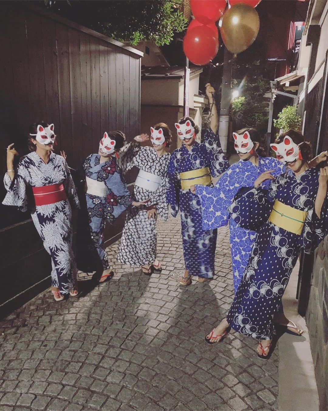 kiyomi medeirosさんのインスタグラム写真 - (kiyomi medeirosInstagram)「昨日はみんなで大人の夜遊び👘👘 * @tkco たかこさんお誕生日おめでとうーー🎂🎁😍❤️ * TRUNK HOUSEでバースデーパーティーと美味しいお料理と、神楽坂の芸者さん半玉さんにも会えて、なんて夢の様な1日だったんだろう🥺💕💕 * 最後は神楽坂の裏に女狐現れました🤣🤣#海外の雑誌風🦊 * 髪型も7枚目8枚目に載せたのでよかったら見てください❤️❤️ @mai.hairmake ちゃんにこんなに短いボブなのに可愛くアップにしてくれてありがとう😂🙏💕💕 * #TRUNKHOUSE#TRUNKHOTEL#神楽坂#浴衣#キツネが現れたよ🦊#女狐#浴衣へあアレンジ#japan#トランクハウス#トランクホテル」9月14日 20時39分 - kiyomimedeiros