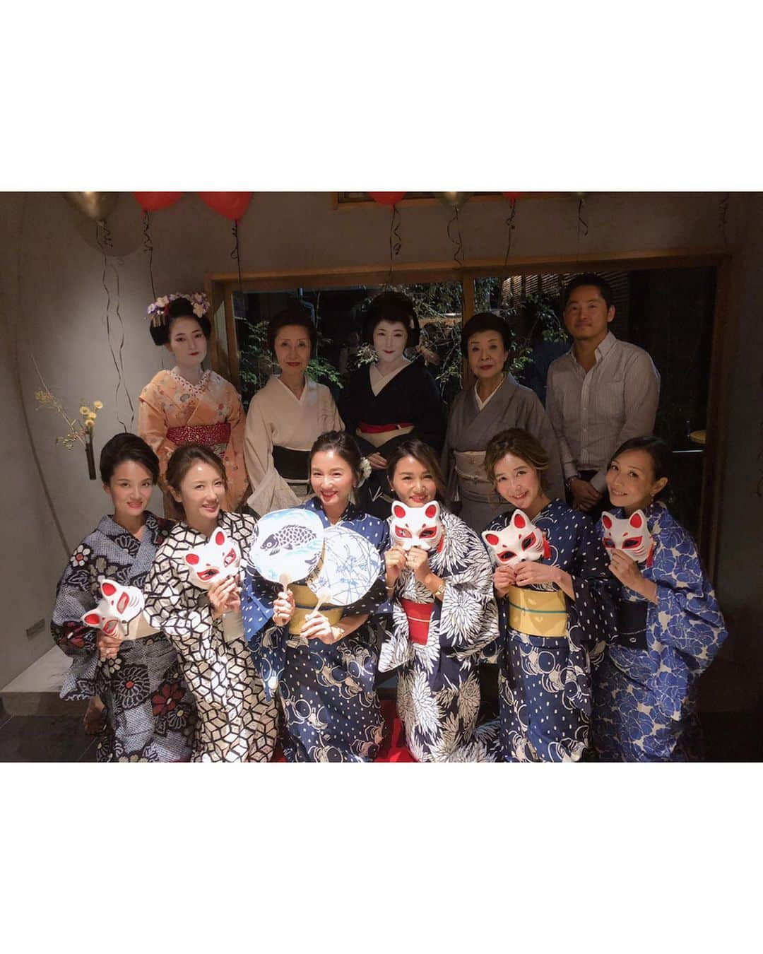 kiyomi medeirosさんのインスタグラム写真 - (kiyomi medeirosInstagram)「昨日はみんなで大人の夜遊び👘👘 * @tkco たかこさんお誕生日おめでとうーー🎂🎁😍❤️ * TRUNK HOUSEでバースデーパーティーと美味しいお料理と、神楽坂の芸者さん半玉さんにも会えて、なんて夢の様な1日だったんだろう🥺💕💕 * 最後は神楽坂の裏に女狐現れました🤣🤣#海外の雑誌風🦊 * 髪型も7枚目8枚目に載せたのでよかったら見てください❤️❤️ @mai.hairmake ちゃんにこんなに短いボブなのに可愛くアップにしてくれてありがとう😂🙏💕💕 * #TRUNKHOUSE#TRUNKHOTEL#神楽坂#浴衣#キツネが現れたよ🦊#女狐#浴衣へあアレンジ#japan#トランクハウス#トランクホテル」9月14日 20時39分 - kiyomimedeiros