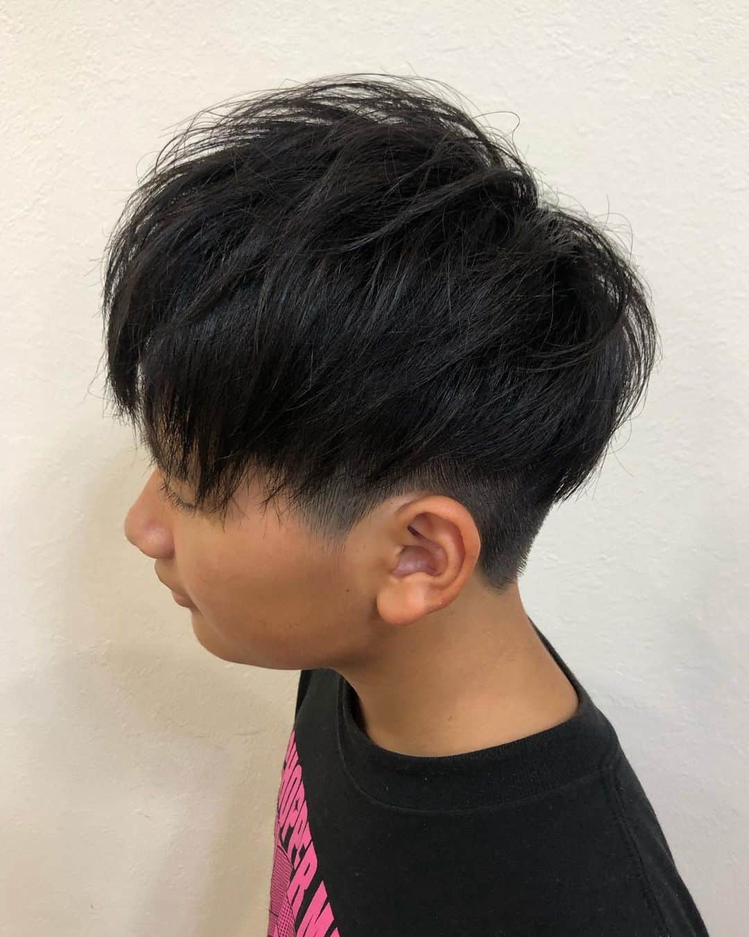 salon PRATiNO(サロンプラチノ)のインスタグラム：「✨メンズショートヘア✨  ご家族でご来店頂きました🌼🌼 刈り上げショートでサッパリ 爽やかさ満点のスタイルです⭐️⭐️ 気候もちょっと秋らしくなり 秋服に衣替えもそろそろかと思うこの頃、 髪型も秋仕様にしてみてはいかがでしょうか🌝🍁🍁 . . 【CLAVIS PRATINO】 ◇月曜日～土曜日 11:00～20:00 ◇日曜日 11:00～18:00 ※時間外はお問い合わせください。 愛知県名古屋市中区錦3-4-19石垣ビル７Ｆ ☎︎052-962-7017 . #hairstyle #hair #cornrow #braids #clavispratino #spiralperm #pratino #hairsalon #nagoya #haircolor #love #派手髪 #外国人風カラー #バレイヤージュ #グラデーション #コーンロウ #ブレイズ #スパイラルパーマ#ショートヘア #特殊ヘア #ブラックヘア #美容室 #ヘアサロン #ヘアスタイル #ヘアカラー #クラビスプラチノ #名古屋 #栄 #錦」