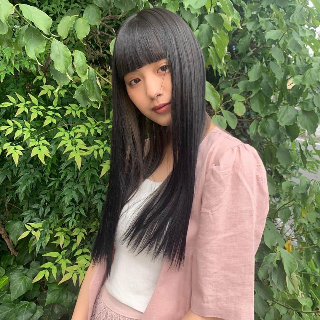 高橋有紀のインスタグラム：「のあにゃん @felonyrose__n  暗めのフォギーアッシュにインナーも❤︎前髪は安定のぱっつん 儚い美女ドラマの忙しい中来てくれた👼 #lysa_yuki #lysa #鶴島乃愛」