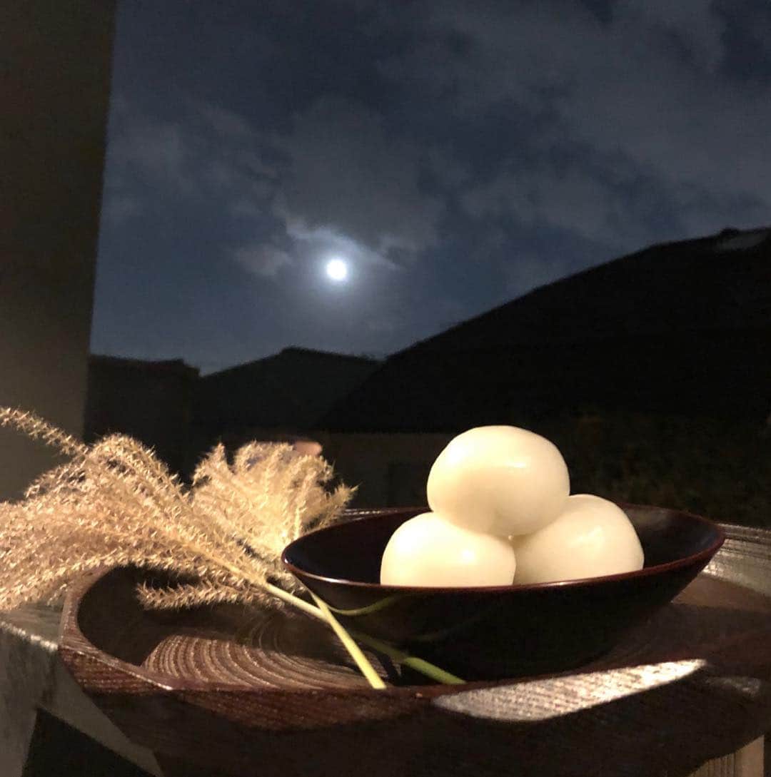 南果歩さんのインスタグラム写真 - (南果歩Instagram)「Full moon tonight🌕 中秋の名月は昨日でしたが、今宵は満月🌕 ベランダからお月見しました。 昔からお月様が大好きで、月光浴すると気分もスッキリして心が落ち着きます。 まだ間に合いますよ。 ほら、夜空を見上げてみて⭐️ #満月の夜 #月見団子 #南果歩 #kahominami」9月14日 19時32分 - kaho_minami