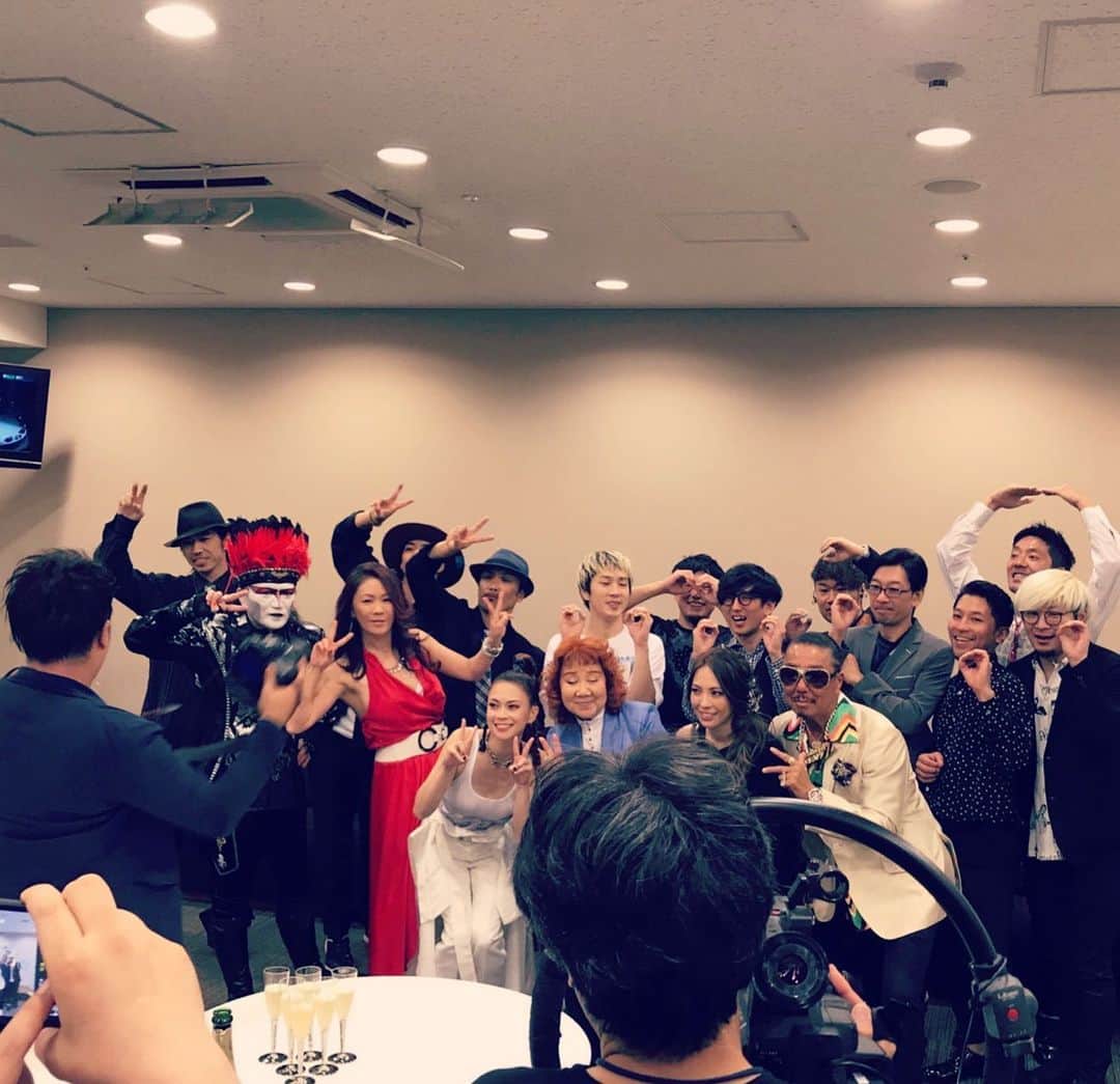 小柳ゆきのインスタグラム：「昨日のDon$Yokuライブ、大成功に終える事ができました✨  ひとまず感謝の言葉だけ… . 本当に沢山ありがとうございましたです😭✨ . 写真や感想などは、また後日アップさせてもらいますね!!! . . 今は宮崎に来ております！ 明日はGRAFESに出演します！ お近くの方は是非🙂 http://glafes.com」