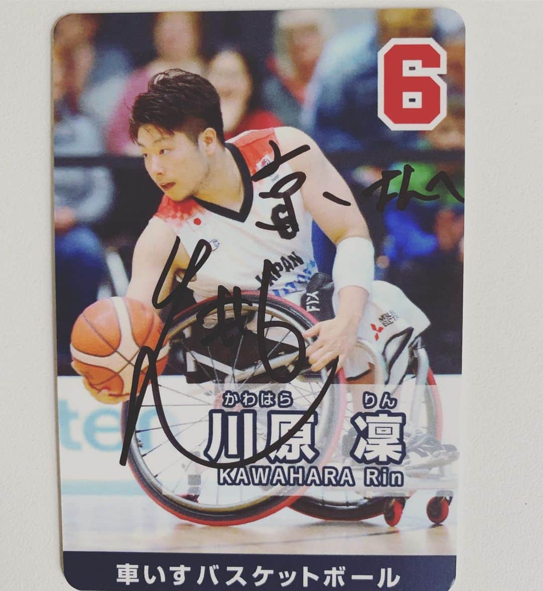 のインスタグラム：「川原凛選手です。 障害が重い1.5のローポインターです。 この意味わかりますか。 障害が重いんです。 「いろんなこと」できない「はず」なんです。  でもコートにいる凛は強くて速くて緻密で重要な局面で「必ず」仕事をしてます。  でもその仕事は派手ではありません。味方がシュートする時に敵がディフェンスできないように邪魔してたりとか。  ディフェンスの時もオフェンスの時もすんごいことを「いろいろ」隠れてやってます。 車いすバスケットボールの見応えあるところですね。  一度、凛だけ見ててみてください。見てるだけですごい筋肉痛のイメージできますから。😅😊 #Paralympic #tokyo2020 #wheelchairbasketball #rinkawahara  #パラ応援大使 #車いすバスケットボール  #川原凛」