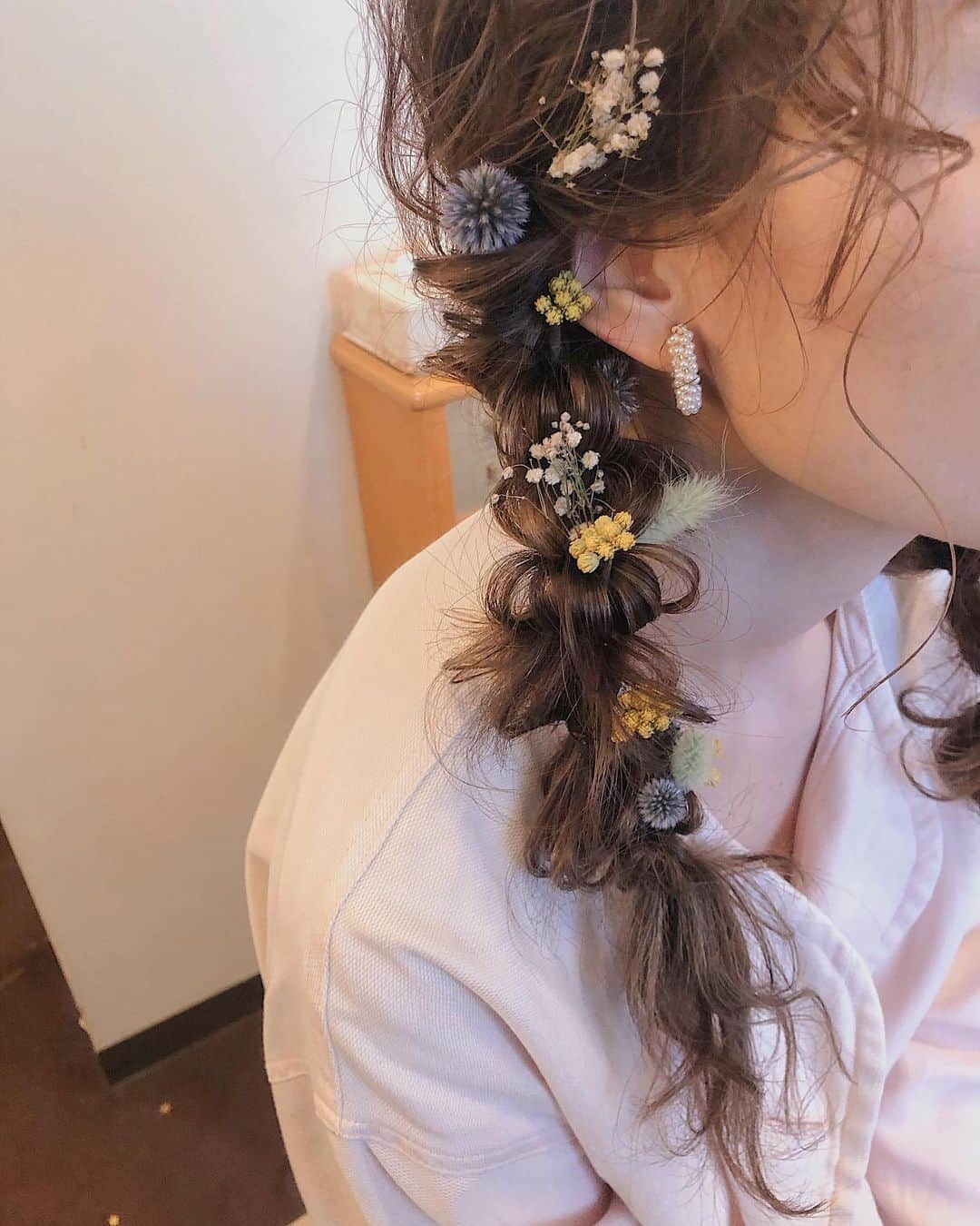 sakincho1028さんのインスタグラム写真 - (sakincho1028Instagram)「可愛かったなぁ。﻿ 余韻🌼﻿ 旦那様からプレゼントされてた﻿ ひまわりの大きな花束が﻿ すごく似合ってて﻿ 可愛くて、﻿ 幸せな気持ちになりました。♡﻿ 明日も頑張ろう。！﻿ #sakinchohair﻿ #hairarrange#hair#arrange#hairset#ヘアアレンジ#アレンジ#ヘアセット#豊橋#美容室#ヘアメイク#出張ヘアメイク#ブライダルヘア#ウェディングヘア#結婚式#花嫁#花嫁ヘア」9月14日 19時42分 - sakincho1028