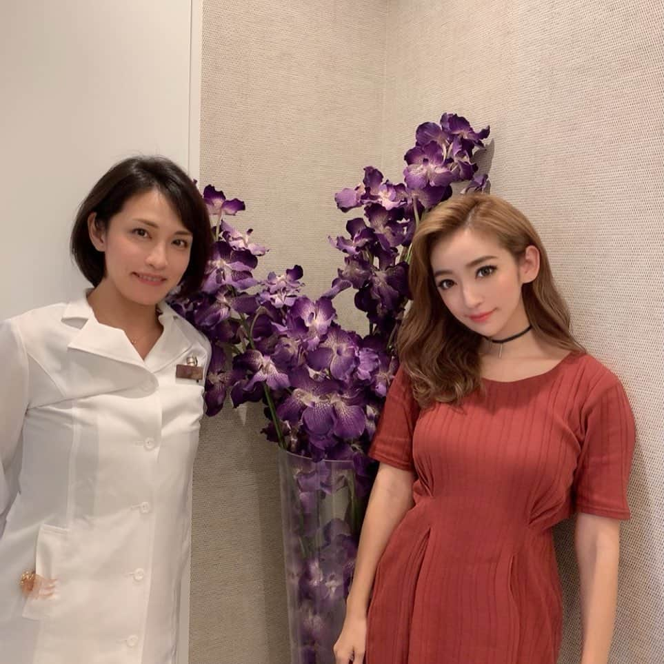 杉山佳那恵さんのインスタグラム写真 - (杉山佳那恵Instagram)「はろーんっ♥︎ 最近ずっと行きたかった @omotesando_medical_clinic  新宿店に行ってきたよっ(*´∀｀*)💕 ・ ＨＩＦＵとハイドラフェイシャルを受けてきたけど、もぉbefore.afterが全然ちがう‼️‼️ビビる！ ・ ＨＩＦＵ効果でフェイスラインがかなりスッキリなるし痛みもダウンタイムもないから、めっちゃおすすめ😍 ・ ハイドラフェイシャルはピーリング、毛穴洗浄、保湿の効果があって終わったあと顔ピカピカで笑った❤️ お肌が改善されてるのが、すぐにわかる！ ・ 歳を重ねても綺麗でいたいからアンチエイジングは欠かせないですな😆 先生も優しくて、お店も綺麗だから めちゃくちゃおすすめクリニックだよーん❤️✨ ・ ・ #表参道メディカルクリニック#hifu#clinic#medicalclinic#おすすめ#before#after#違いすぎ」9月14日 19時34分 - kanaxxy_0421