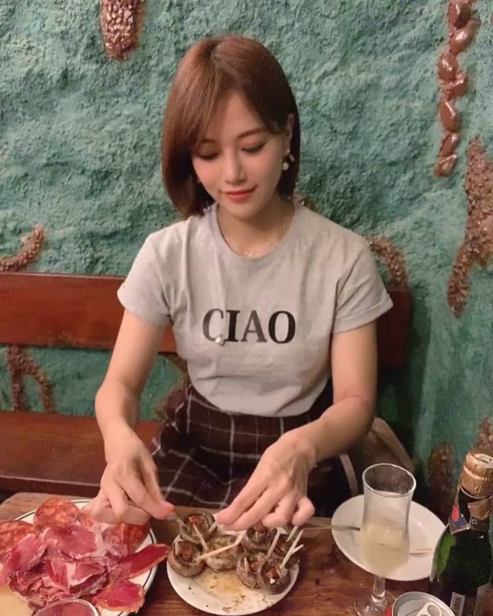 のインスタグラム：「こんばんは🥰❤️ . 今夜は里奈ログ＠マドリード編🇪🇸 . マドリードの名物バル🍺 メソン デル チャンピニョンに行ってきました😘❤️ . お目当ては名物のマッシュルームの鉄板焼き🥺✨✨🍄 . 今まで食べたマッシュルームの中で人生1美味しかった🤤🤤 爪楊枝2本で最高にジューシーな状態で食べるスタイル🤤❤️ . なっちゃんと食レポ対決したんだけど、あまりの美味しさに驚きでありきたりな食レポしてツッコミ頂いたので、音あり動画で📹笑 . また更新しますね❤️ . #スペイン #スペイン旅行 #スペイン観光 #スペイングルメ #スペイン料理 #spain #madrid #tapas #マドリード #タパス #マッシュルーム #食レポ #りなまるグルメ #生ハム #spanish #spanishfood #mashroom #グルメ #グルメ旅 #グルメ女子 #タビジョ #スペインバル #イベリコ豚 #肉 #肉好き #肉好き女子 #きのこ #きのこ料理 #オリーブオイル #oliveoil」