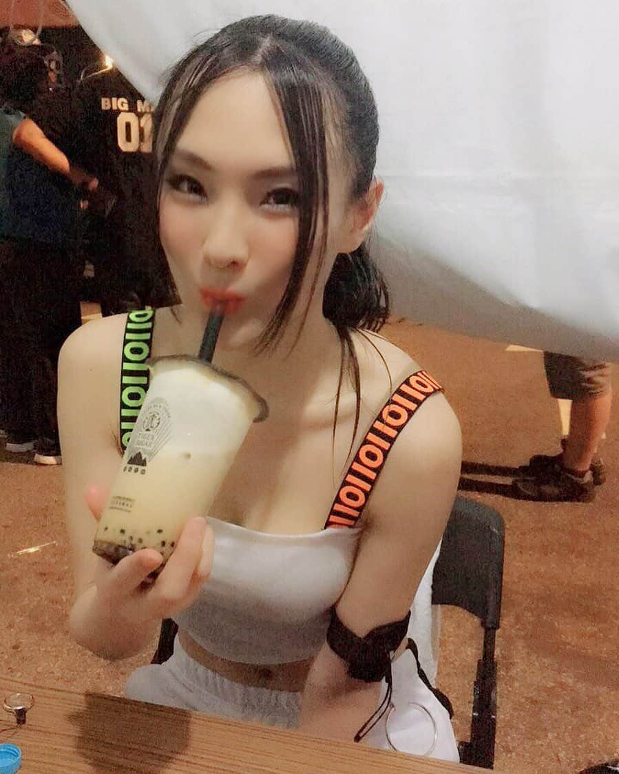 HILOCO aka neroDollのインスタグラム：「Tapioca😚🎶I can't believe the calorie of 1 cup of tapioca is same to 3 beer mug...😂😂😂美味しい🐽🐽🐽❤️ タピオカ1杯はビール中ジョッキ3杯分 . . . #tapiocas #tapiocadrink #taiwanfoodie #taiwan🇹🇼 #taiwangram #taiwanfoods #taiwandrinks #タピオカグラム #タピオカ好き #タピオカ部 #タピオカミルクティー #タピ活 #edmfashion #housemusiclovers #housemusiclover #technolovers #femaledj #femaledjs #womendj #womendjs #djane #djanemag #asiandj #edmmusicfestival #lovehousemusic #hiphoptrap #taiwanfestival #edmaddicts  #台湾グルメ」