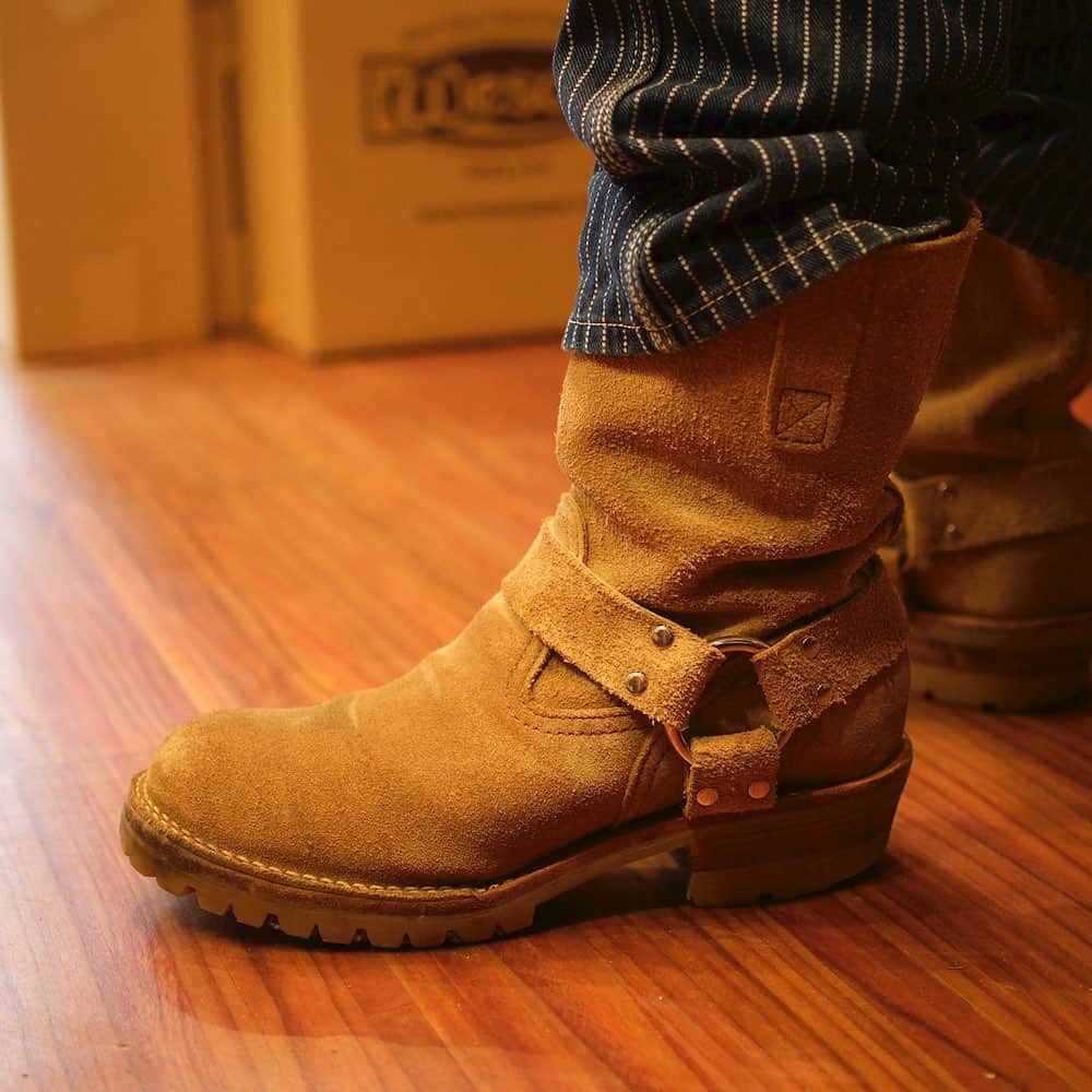 のインスタグラム：「My WESCO! “Harness” 2ヶ月前に納品したばかりとは思えないほど経年変化が進んだ"Harness"。 バイクでの通勤からお仕事、さらにお休みの日も複数のWESCOブーツをご愛用頂き、恵比寿店ではソール交換の頻度が最も高いお客さんです！ スクエアなつま先では無く"Boss"のラウンドした形へのカスタム、レザーカラーやソールの選び方によって一見ハードに見えがちな"Harness"を敢えてカジュアルに仕上げているのもお見事ですね！！ http://wescojapan.blogspot.com/2019/09/my-wesco-harness.html . #wesco #harness #madeinusa🇺🇸 #oregon #scappoose #wescojapan #wescoebisu #wescosetagaya #wescokanazawa」