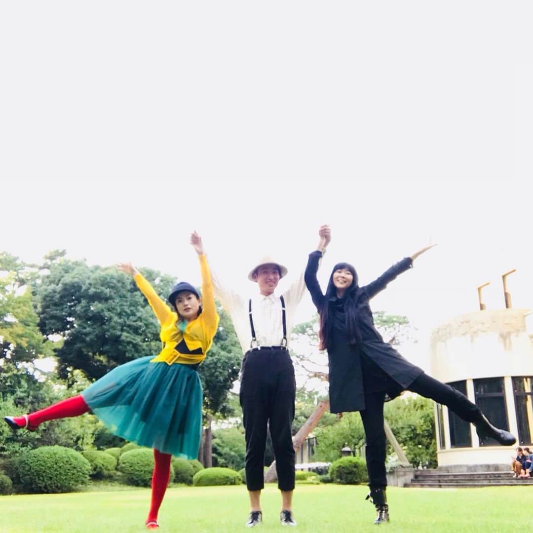 D[di:]のインスタグラム：「昨日は結婚1周年でした🤵💒👰 なんか、むっちゃくちゃいろんな事があったなぁ〜、、、🤭な、1年でした。 ずーっとバタバタしていて、いまだにバタバタしていて、ぜんぜん一息つけない毎日😭 お疲れマックス☠️になると、スーパーピリピリ大魔王👹になってしまうワタクシを、嫌な顔(そんなに)しないで嵐が去るのを待ってくれる旦那ちゃんには、いつも感謝…を忘れず生きていきたい🥺  1〜4.昨年、庭園美術館のお庭で、巨匠写真家の安珠さんがご厚意で撮ってくだすった我々の写真(故に、まだ髪長いしミドリ) この日は、私が携帯を忘れちまうというドジやらかしで、風邪ひきさんだった安珠さんとの待ち合わせに合流できず、しかし、やな顔せずに午後からリベンジで撮ってくだすった…という…尊すぎる想い出つき(ていうか、マジで申しわけなすぎて思い出すたび、穴掘るから、潜るから、だれか上から土かけて😭！となる🥶🥺🥶) 3人トクホマーク、2人トクホマーク、ララランドチャレンジ、バージンスーサイズ風といろいろを撮ってダシ‼️1年経ったし、旦那ちゃんの顔だししちゃう🥶安珠さま、ホントにその節は🙇‍♀️🙇‍♀️🙇‍♀️ 5.とゆーわけで、朝6時起きで、式を執り行っていただいた神社⛩へご挨拶に。式の時もそうだったが…むちゃくちゃ蚊🦟に刺された‼️😭😭🤭 6.からの、朝と夜しかやってない最近お気に入りのお店 @itoma_morningandnight にて、初めてモーニングをいただきに。なかなか朝こっぱやくから出ないもんで 7.私は、さつまいものポタージュとイチジクのキャラメリゼパン 8.旦那ちゃんは、サケのポタージュとキノコ🍄のパテブレッド。朝から、こんなスープて最高なモーニングだ〜 9.そのあと、旦那ちんは会社へ、私は朝の激混み満員電車に乗って編集部へ🏃‍♀️画集の色校戻し‼️今回の画集、表紙カバーがだいぶすごいです‼️パッチパチなワンダー感🌈  復刊ドットコム購入者はサイン本＆スペシャル特典と前回のポストで書きましたが、こちらも、だいぶ素敵に出来上がりそう！ そして、さらに、昨日のミーティングでは、都内某所にてイベントもやれそう！となり、いろいろ決まり次第、また告知させていただきます〜🌈🌈😊😊 10.結婚1周年記念で、旦那ちゃんが記念に買ってくだすったGUCCIのおてて🤲 二人で何の気なしに入って一目惚れしてしまった❤️日本に10ピースしか今んとこ入ってきてないらしい。 わたし、毎日、指輪をはずしては、そこらへんに置きっ放しにしてしまうので、指輪の定位置ができました😊😊😊 #結婚1周年 #結婚記念日 #wondercolorpencil #画集 #鋭意制作中 #季刊S編集部からの景色 #gucci #guccifurniture」