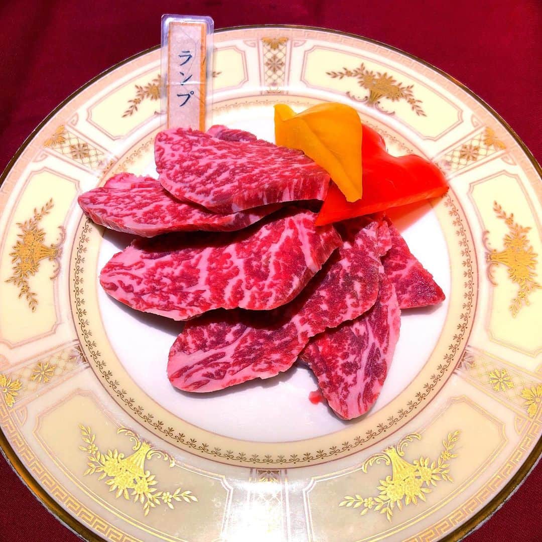 のインスタグラム：「. 🐮 🐮 【炭火焼肉bistro山城牛】 本日も元気に営業しております🐯 . 本日のオススメは ❗️ランプ❗ 腰からお尻にかけての部位です。 適度な脂と赤身のバランスが素晴らしい赤身の王様です。まだ召し上がったことのない方は是非ご注文してみてください✨ . . 🐮 🐮 〜 当店のご紹介 〜 那覇市松山 沖縄県産黒毛和牛 【山城牛】のA5ランクを焼肉で提供する専門店🐮 ボトル、グラス共にワインの品揃えは県内随一🍷 @yamasiro029 . . 〜 系列店舗のご紹介 〜 . 那覇新都心 本格和洋創作が豊富なドリンクと一緒に一つのテーブルで楽しめる🍽 【和洋ダイニング おもろはうす】 @omorohouse . 那覇市牧志(沖映通り) 幻の和豚 交配率100%の純血金武アグーのみを使用する専門店 【金武アグーしゃぶしゃぶ 琉球】 @kinagu.ryukyu . ご予約は各アカウント、その他グルメサイトからお願い致します🙇‍♂️🙇‍♀️ . . #沖縄 #炭火焼肉 #bistro #山城牛 #沖縄焼肉 #肉 #那覇市 #那覇市松山 #和牛 #ワイン #誕生日 #中落ちカルビ#okinawa #naha #yakiniku #wagyu #wine #instagram #instagramer #foodstagram #foodie #foodporn #instagood #デート #接待 #顔合わせ #ランプ#おもろはうす #金武アグー #金武アグーしゃぶしゃぶ琉球 .」